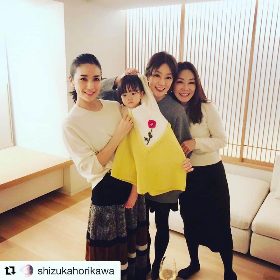 田中杏子さんのインスタグラム写真 - (田中杏子Instagram)「こんなに可愛いベビーちゃん。 GUCCIのポンチョが似合いすぎて悩殺😍  #Repost @shizukahorikawa with @get_repost ・・・ とんでもなくかわいいポンチョと靴下、ファッショニスタ東京代表からいただきました。 ありがとうございます😭❤️ #おとめ座さん  #1歳3ヶ月 #gucci #akotanaka」1月20日 10時04分 - akoakotanaka