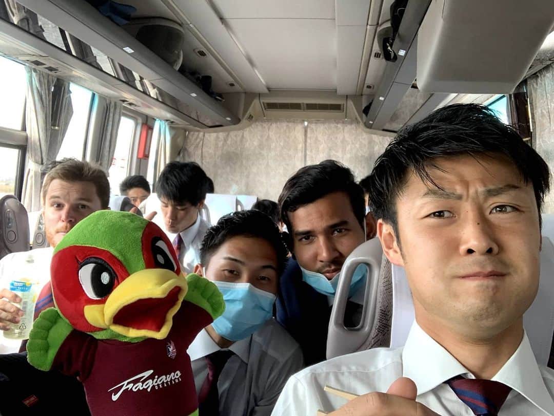 ファジアーノ岡山さんのインスタグラム写真 ファジアーノ岡山instagram 沖縄キャンプ Day1 昨日のバス車内でのオフショットです ファジ丸パペットも同乗 変顔選手にもご注目 ファジアーノ岡山 Fagianookayama Fagiano Okayama
