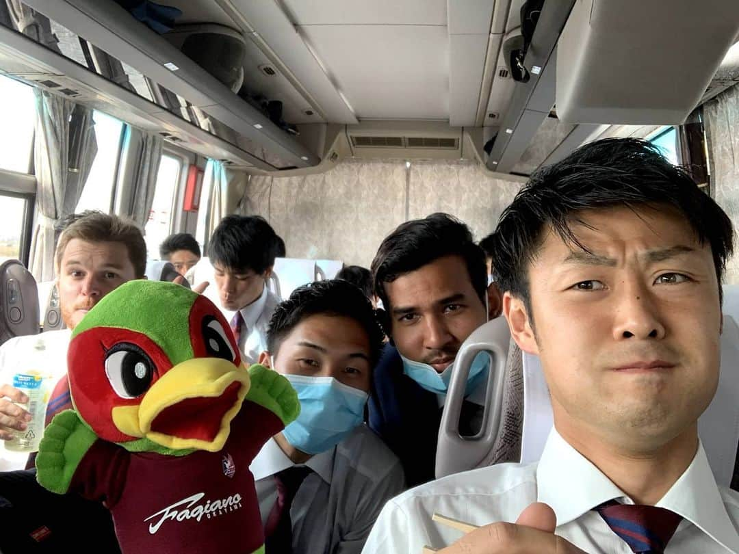 ファジアーノ岡山さんのインスタグラム写真 - (ファジアーノ岡山Instagram)「﻿ 【沖縄キャンプ DAY1】﻿ ﻿ 昨日のバス車内でのオフショットです📸✨﻿ ファジ丸パペットも同乗😆🎉﻿ ﻿ 変顔選手にもご注目😂❗﻿ ﻿ ﻿ #ファジアーノ岡山 ﻿ #fagianookayama ﻿ #fagiano #okayama #🍑 #🍡﻿ #沖縄 #キャンプ #🚌 #🛫﻿ #上田康太 選手 #三村真 選手﻿ #ファジのある生活 ﻿ #Ｊリーグ ﻿ #jleague」1月20日 10時22分 - fagianookayama