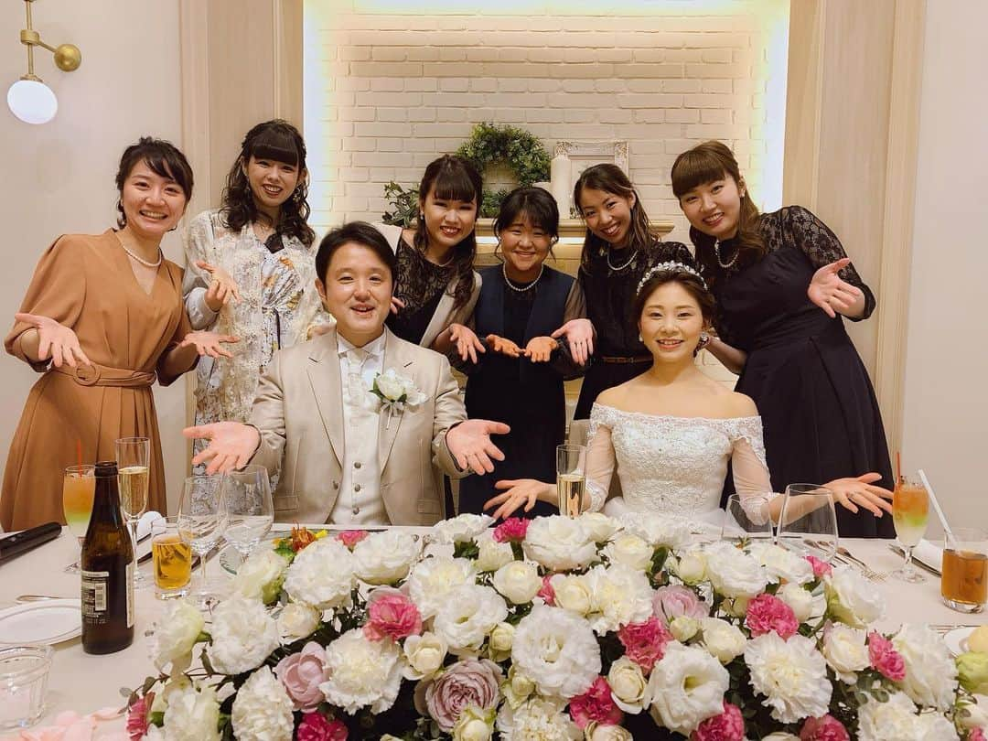 若狭知恵のインスタグラム：「美咲の結婚式〜👰💍🧡❤️﻿ ﻿ たくさんのところにこだわりポイントがあって感動した〜😽💖﻿ ﻿ めっちゃ痩せてて別人みたいになってた😹笑﻿ 綺麗だった〜〜💖💖💖﻿ ﻿ ﻿ 大学の同期のみんなに久々に会えて楽しすぎた💖﻿ 一高の偉大なる先輩の東川さんに思いかけずお会いできたり…嬉しかった🥺💖﻿ ﻿ ２次会ではフルートのさゆりんにも会えた😍﻿ ﻿ ﻿ みさき、本当におめでとう😆❤️﻿ 末永くお幸せに…🥰﻿ ﻿ #結婚式#友達の結婚式 #横浜#大学同期」