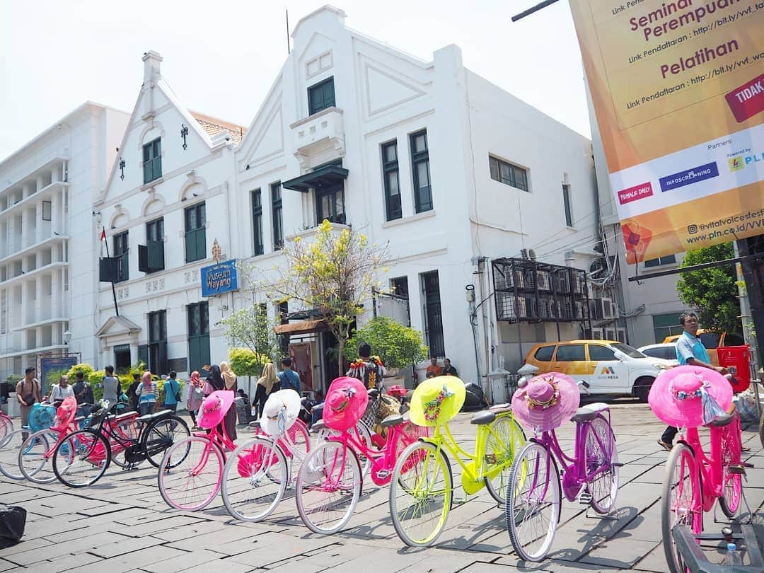 服部ひで子さんのインスタグラム写真 - (服部ひで子Instagram)「🇮🇩🚴🇳🇱 #インドネシア #ジャカルタ #ファタヒラ広場  レンタル自転車は、 とってもカラフルで ド派手な帽子つきでした😂笑  老若男女関わらず、 みんなこの帽子をかぶりながら 自転車に乗って 広場をぐるぐるぐるぐる。  なんとも 不思議な光景でした。笑  でも、オランダ統治下時代の名残がインドネシアに溶け込んだ素敵な広場。  インドネシア また行きたいなぁ(*´▽｀*)🇮🇩」1月20日 10時23分 - hideko_hattori