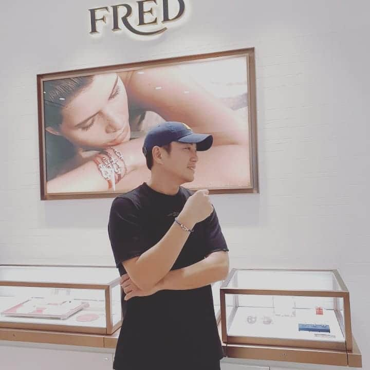 チュ・サンウクのインスタグラム：「Thank you~🤩 @fredjewelry . . . . . #FRED  #thankyou #주말나들이  #오랜만에휴식」