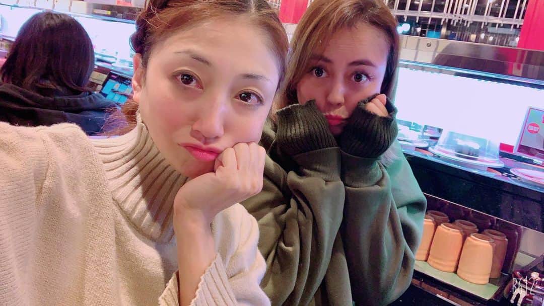 のインスタグラム：「楽しかった週末！ 昼12時に舞台観て→祐天寺「忠弥」にて横の席仲間と仲良くなり笑[忠弥あるある]→恵比寿新しくできた回転寿司「港新地」→三軒茶屋へ！(忠弥で会った方と飲む)19時半私退散。笑 楽しい一日でした。二日酔いでなければまだまだ飲めたな！ @ami_nakagawa_  @ami_nakagawa_amyuran  #中川愛海 #一日一回カンパイ」