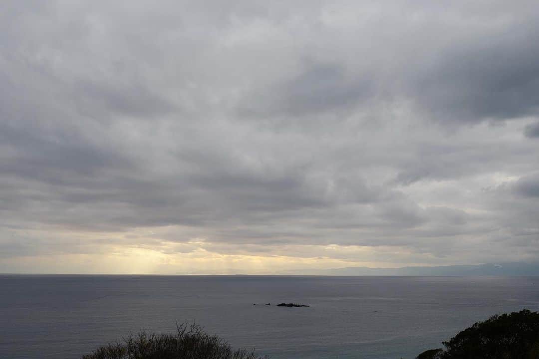 行方 久子 Hisako Namekataさんのインスタグラム写真 - (行方 久子 Hisako NamekataInstagram)「. 夕陽を見ながらゆっくりしたかったんだけれど 流れる雲は、それはそれで美しくて。」1月20日 10時50分 - hisakonamekata