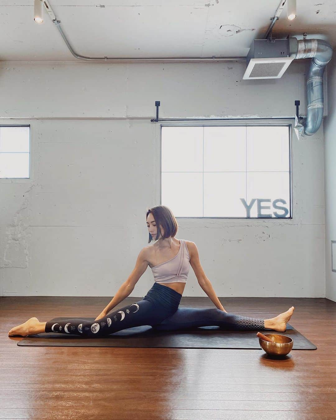 里見茜さんのインスタグラム写真 - (里見茜Instagram)「2020年も始まりました。 BODY BALANCE YOGA🕊 普段生活している時の浅い呼吸。  意識をしないと凝り固まっていく、背中や肩まわり。 そして視線もどんどん下を向いていき気持ち的にスッキリしない時、 身体が窮屈になってきてストレスもたまります。 そんな緊張状態を一度解放してあげることによって スッと軽くなる感覚が芽生えてくる、心地よさを実感できたり。 骨盤調整にも効果的です♡ アプローチする場所によって効果は様々なので、その日の変化を楽しんでいただけます。  毎週(火)11時〜12時 (月の初めの1週目はお子様連れokです♡) 今年も沢山の方に来てもらえるように全力でサポートさせていただきます💪💗 . #2020年もよろしくお願いします #初心者の方も是非 ♡ #yoga #yestokyo #styleboatmarket #yogawear #yogi #breathing」1月20日 10時54分 - satomiakane