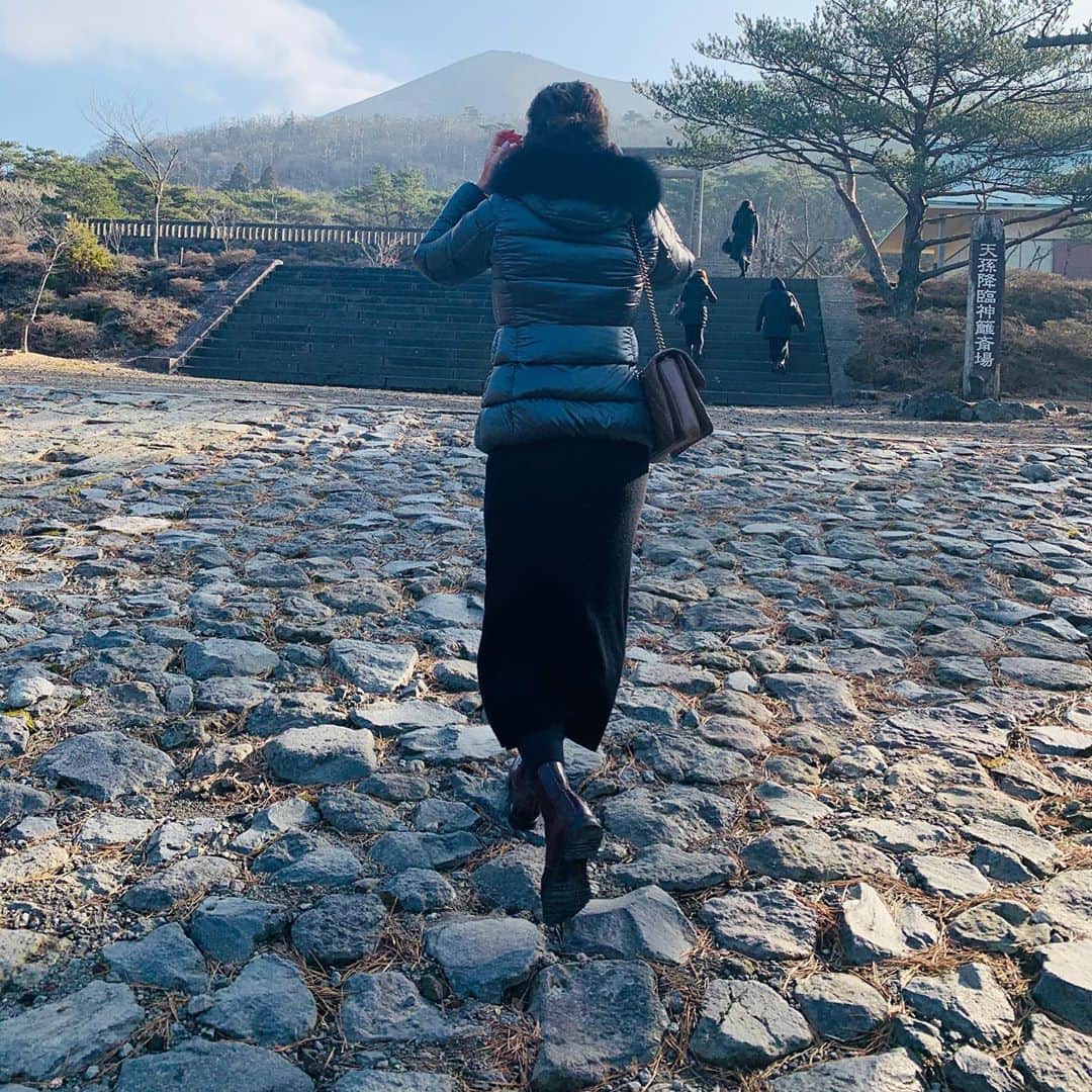 大草直子さんのインスタグラム写真 - (大草直子Instagram)「いやあ、すごかった。霧島神宮の古宮跡。素晴らしい場所に寄せて頂きました。鹿児島、ありがとう。パワフルな写真、スワイプしてね。 @moorer_official のダウンが #大活躍 #昨日今日のコーディネートは @amarc_official でね #歩きやすくて #合わせやすいブーツは @fabianafilippi  #天孫降臨の地 #やるべきこと #どうやったら社会のため #人のために動けるかを #考え祈ってきました #気づきがたくさん」1月20日 11時08分 - naokookusa