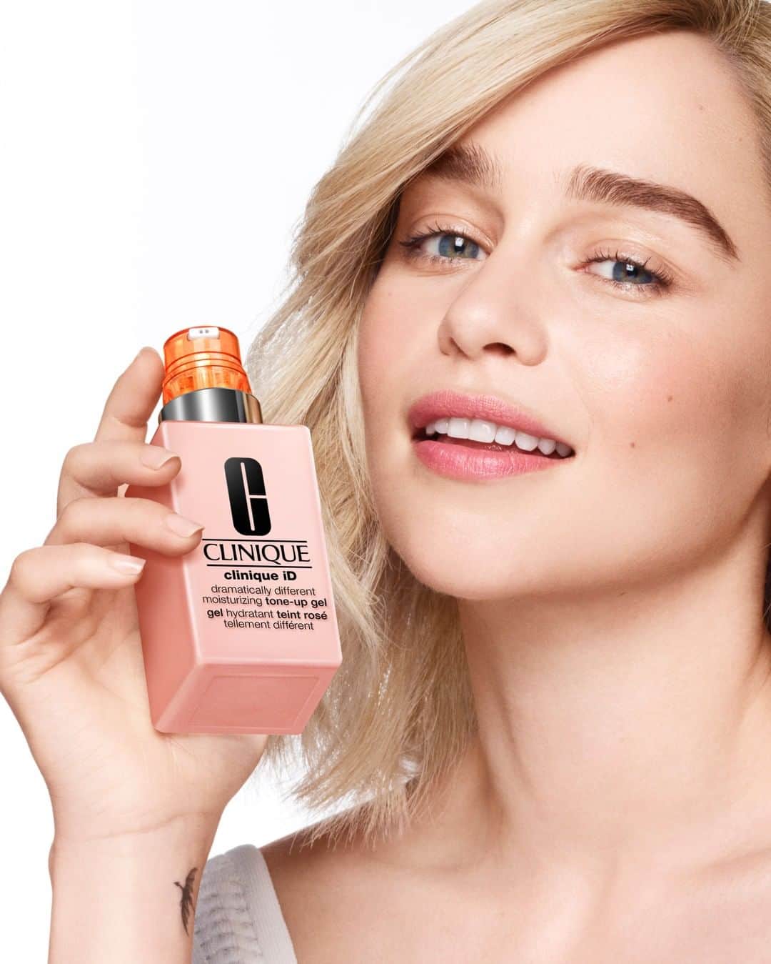 のインスタグラム：「エミリア・クラーク @emilia_clarke がおすすめする組み合わせはこちら🏆 保湿ベース：「ドラマティカリー ディファレント モイスチャライジング トーンアップ ジェル(乳液)」 美容成分：「＜エネルギー＞カートリッジ コンセントレート FT」  #クリニークiD #CliniqueiD  #iDYourself #クリニーク #ほめ肌」