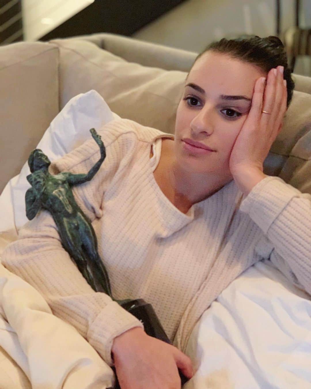 リア・ミシェルのインスタグラム：「Watching the #SAGawards like.....」