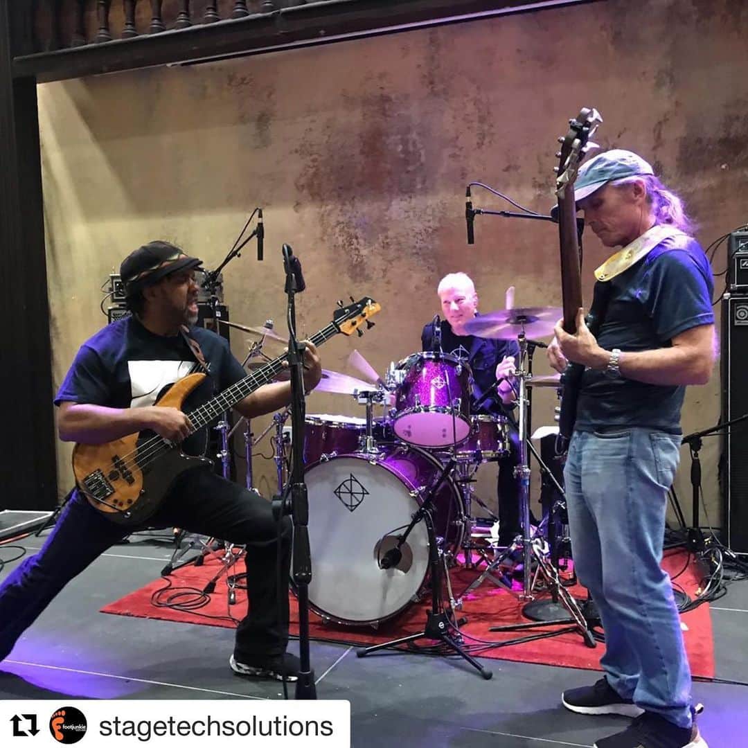 ヴィクター・ウッテンのインスタグラム：「#Repost @stagetechsolutions with @get_repost ・・・ A little soundcheck madness... #overdrivepedal #victorwooten #stevebailey #greggbissonette @victorwooten @bailey_steve @greggdrums @jacktrifiro」