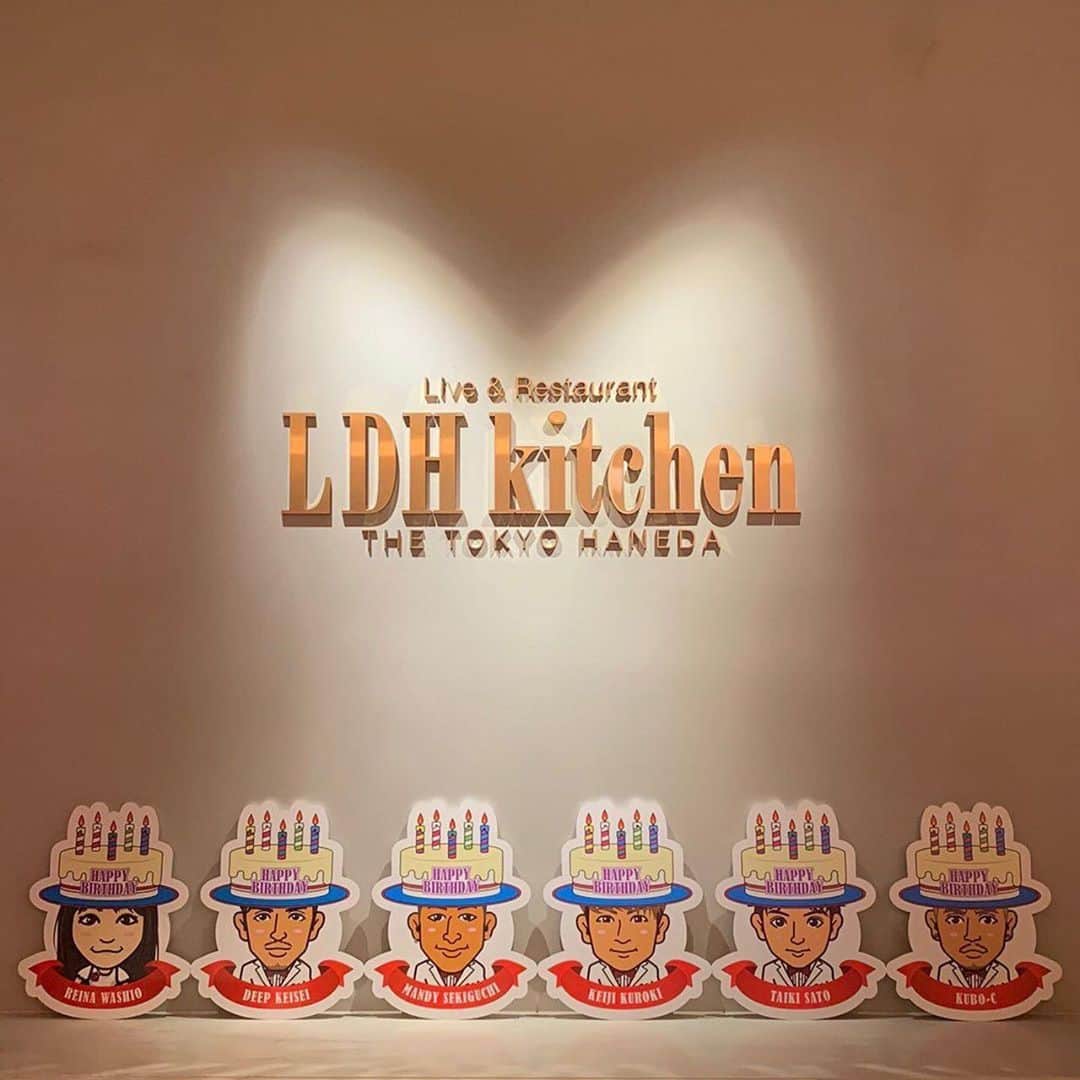 LDH kitchenさんのインスタグラム写真 - (LDH kitchenInstagram)「. @thetokyohaneda_official ・・・ 【LDH kitchen THE TOKYO HANEDA】EXILE TRIBE・LDHアーティストBirthday企画☆ . . LDH kitchen THE TOKYO HANEDAではEXILE TRIBE・LDHアーティストのBirthdayをお祝いする企画を実施しております！ . ＊バースデープレート 誕生日を迎えるアーティストの名前入りバースデープレートを1週間限定でご用意致します。 お好きなアーティストの誕生日をぜひお祝いしてください！ バースデープレートをご注文して頂いたお客様には特製バースデーカードをプレゼント致します。 . ＊フォトブース 店内にフォトブースを設置致します。 誕生日のメンバーのプロップを持って、ご自由にお撮りください。 . ☆1/20〜1/26Birthday Member☆ ・鷲尾伶菜（1/20・E-girls） ・黒木啓司（1/21・EXILE/EXILE THE SECOND） ・KUBO-C（1/21・DOBERMAN INFINITY） ・KEISEI（1/24・DEEP） ・関口メンディー（1/25・EXILE/GENERATIONS） ・佐藤大樹（1/25・EXILE/FANTASTICS） . 今週は下記メンバーが対象中です⤴︎ ☆1/13〜1/19Birthday Member☆ ・澤本夏輝（1/19・FANTASTICS） . 皆様のご来店をお待ちしております!! . ※バースデープレートは事前予約が必要となります。 ご予約はお電話（03-5579-7461）にて承ります。 ※フォトブースのご利用は店内でご飲食頂いた方に限らせて頂きます。 テイクアウトは対象外とさせて頂きます。 . #LDH #LDHkitchen #LDHkitchenTHETOKYOHANEDA #羽田空港 #AIRPORT #Birthday」1月20日 11時09分 - ldhkitchen_official
