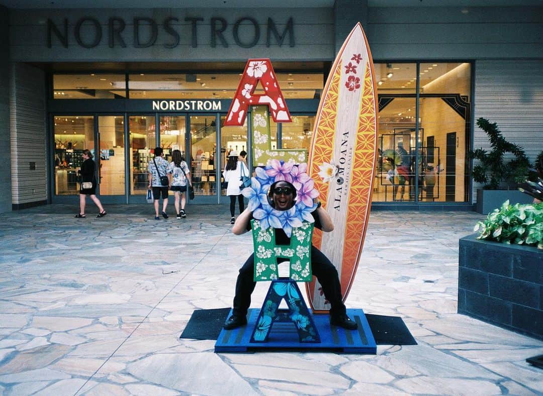 大川竜弥のインスタグラム：「アラモアナセンターの #顔ハメ 。﻿ ﻿ #hawaii #honolulu #alamoana #alamoanacenter #analog #analogfilm #film #filmphotography #portrait」