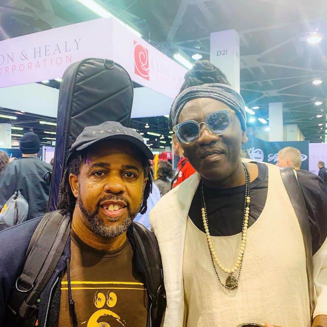 ヴィクター・ウッテンのインスタグラム：「#Repost @richardbonaofficial with @get_repost ・・・ 2nd day at @thenammshow  With my Low End brother @victorwooten  #bassfamily」