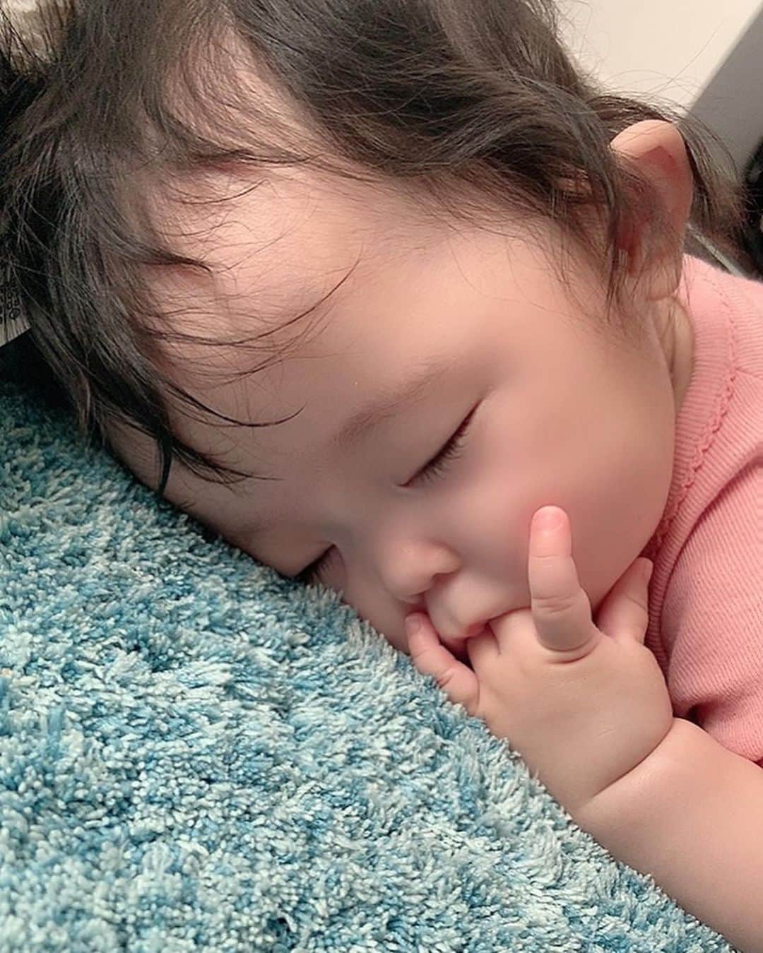 本田しおりのインスタグラム：「琥珀あと6日で6ヶ月💛💜 #6month」