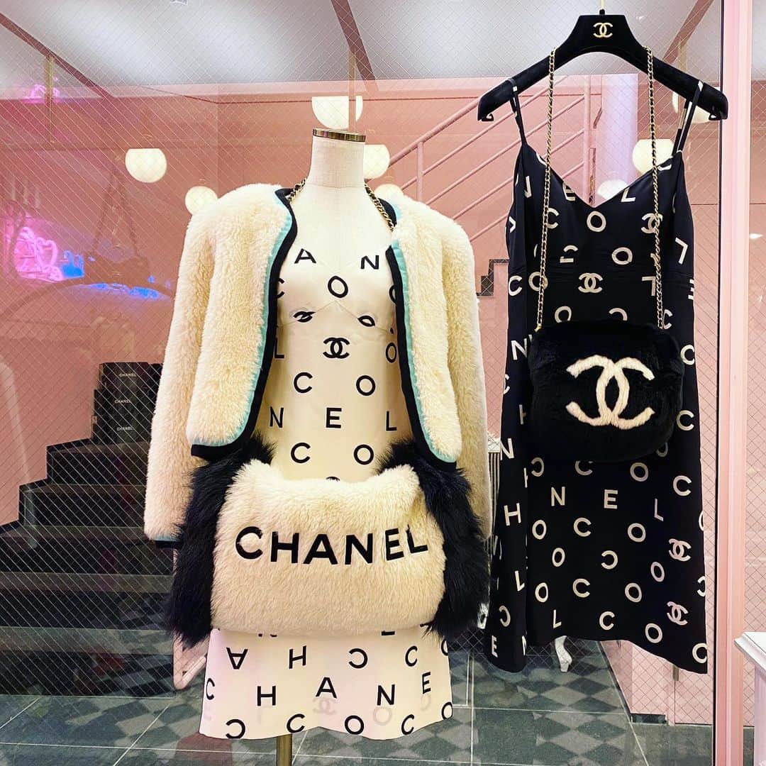 Vintage Brand Boutique AMOREさんのインスタグラム写真 - (Vintage Brand Boutique AMOREInstagram)「おはようございます☀️AMORE wardrobe オープン致しました！本日の営業時間は11:00~20:00となっております！ 表参道、青山へお出かけの際は、是非AMORE vintageにお越しくださいませ💎 AMORE wardrobe is open 11:00~20:00! Come visit us for the finest vintage Chanel ready to wear collections! :) お問い合わせ /  for more info → ✉️info@amorevintagetokyo.com  #ヴィンテージ #シャネル #ヴィンテージシャネル #ココ #ココマーク #ヴィンテージブランドブティック #アモーレ #アモーレトーキョー #アモーレワードローブ #表参道 #青山 #東京 #vintagebrandboutique #AMORE #amoretokyo #Tokyo #Omotesando #amorewardrobe」1月20日 11時14分 - amore_tokyo