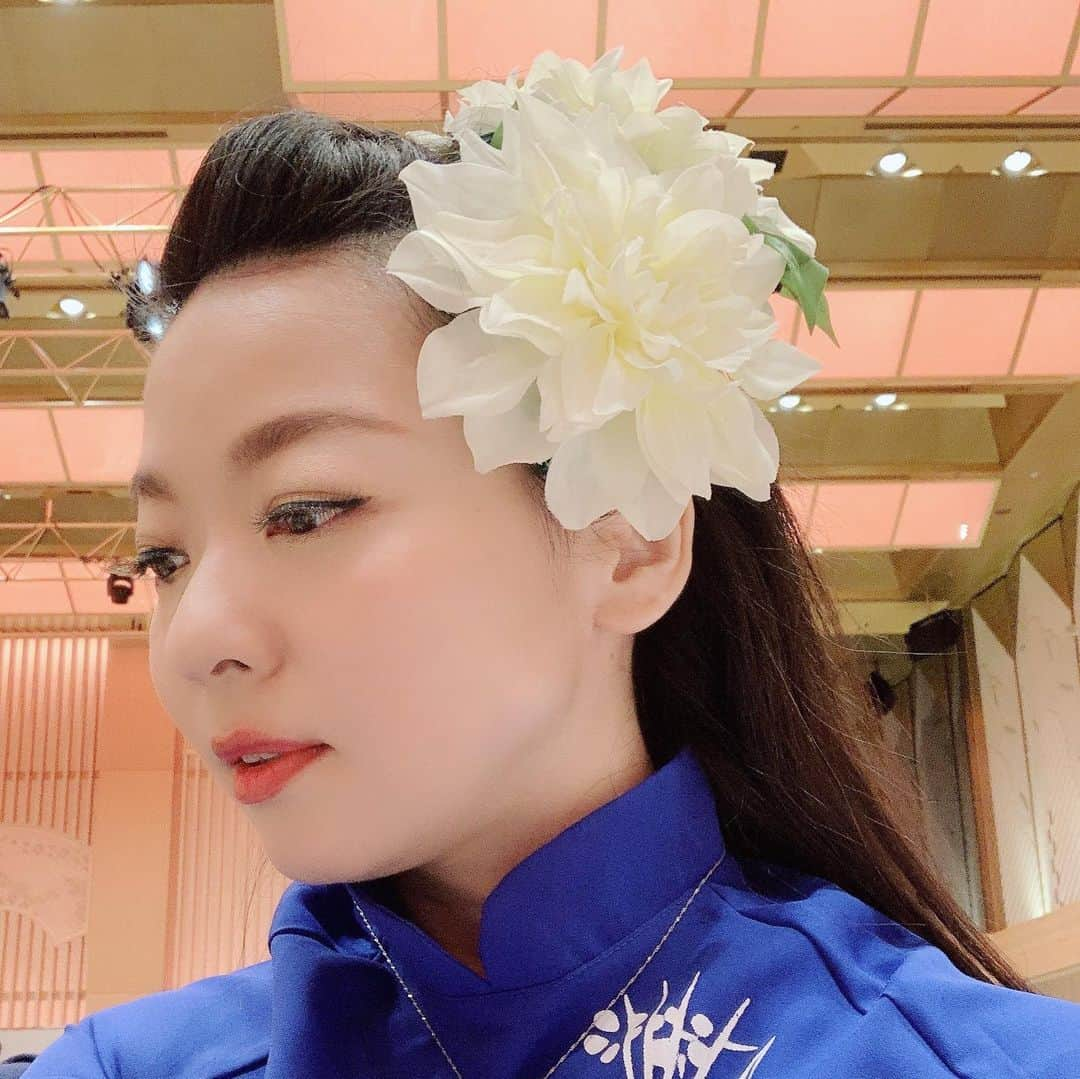 結城さなえさんのインスタグラム写真 - (結城さなえInstagram)「フラスタジオの新年会でした🌺✨ なんと、アオザイを着て踊りました。 フラメイトが手作りしてくれたダリアの髪飾りをつけて。ありがとう💓 アオザイ、意外とフラとの相性がよかったです☺️ 楽しかったー🎉 今年も踊れる喜びをかみしめて、幸せなフラをお届けします🌺  #hula #hulagirl #aloha #hawaii #フラダンス  #ハワイ #アロハ なぜか #アオザイ なぜか #金屏風 でも #楽しかった　ので #オッケー」1月20日 11時18分 - yuukisanae