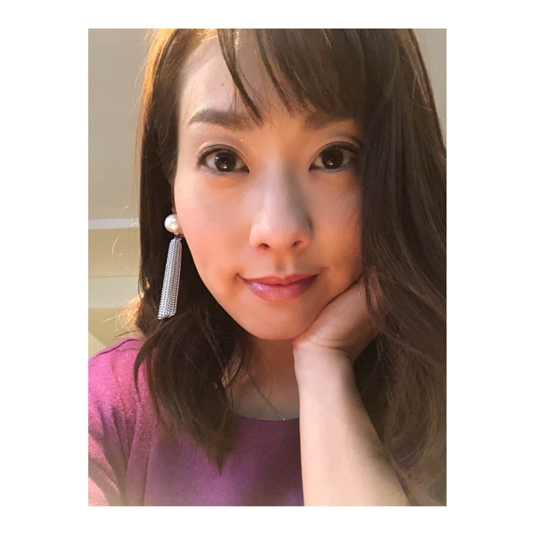 のインスタグラム：「. フランスのストに巻き込まれながらも 無事クリスマス前に 私のもとにやって来てくれた かわいいこ✨ 軽いし落ちないし シンプルなコーディネートの アクセントになるし、 とっても重宝してます❤️ .  #moyparis #モイパリ  #earring #イヤリング #片耳タイプ  #cottonpearl #コットンパール  #コットンパールイヤリング  #アクセサリー #イヤリング派  #フリーアナウンサー #實石あづさ」