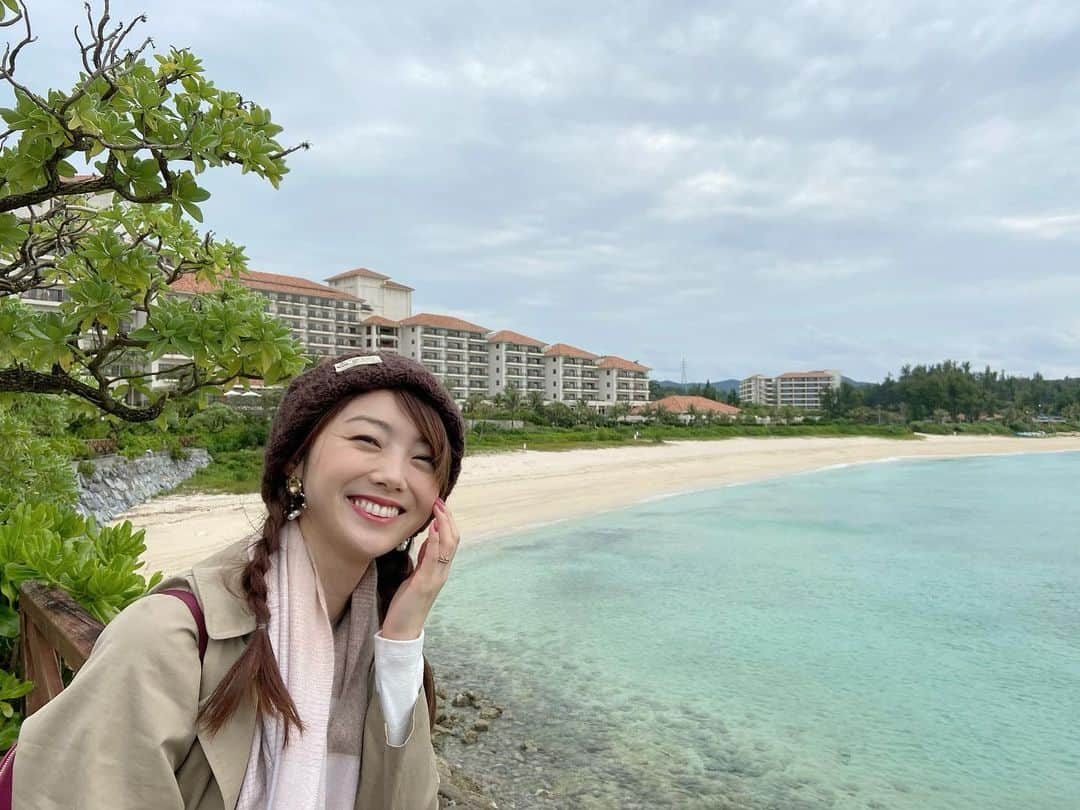 若井久美子のインスタグラム：「沖縄🌺 さすがに海にダイブー!!は無理だけど、トレンチコートで過ごせる気持ち良い気候✨27歳で仕事で初めて訪れて魅力を知ったんだけど、どうしてそれまで行かなかったのか不思議だ...🤨 #沖縄」