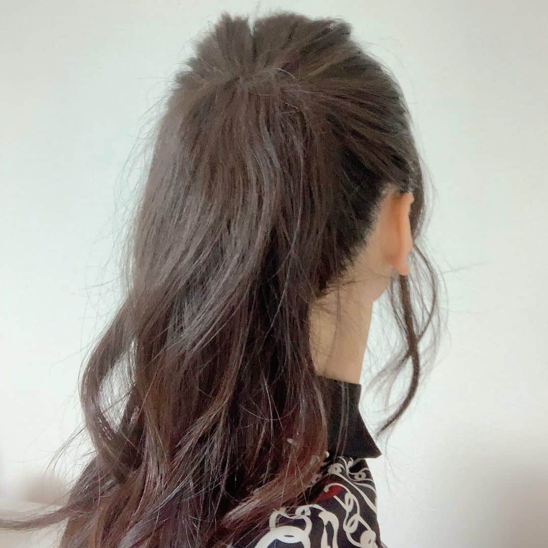 瑞羽奏都（水谷美月）さんのインスタグラム写真 - (瑞羽奏都（水谷美月）Instagram)「日曜日の『BOAT RACE TIME』の髪型です✨ ﻿男性ヘアメイクさん🧑 ヘアメイクさん、歌舞伎はよく観に行くみたいなんですけど、宝塚にもどうも興味を示されて…質問沢山(笑)ぜひ観て下さいとしっかり勧誘しておきましたww そして…危うく…眉毛ない所でした😅チークで仕上げが入った時に、？？？ってなりまして…「あの…眉毛…」爆笑🤣しっかり描いていただき、マロ眉毛逃れました(笑) (いつぞやのピットリポートで眉毛忘れたのを思い出しましたww)  さて…昨日は下ろした髪型だったので、アップヘアになりました🎶 顔周りの髪と後ろと分け、後ろ部分はコテでウェーブをつけた後、アップに結んでいました。 そして、顔周りもコテで整えて、右側の前髪は、毛ピンで前に来すぎないように軽く留めていました。  ポニーテールにする事良くあるんですけど、こんな感じに上手く巻けたら…と思うんですけど… 難しいーーー😭ヘアアレンジの才能よ、降臨して(笑)  #水谷美月 #瑞羽奏都  #ボートレース #ボートレースタイム ﻿ #boatrace #boatracetime ﻿ #jlc #レジャーチャンネル ﻿#スカパー #cs﻿ #ヘアアレンジ﻿ #ポニーテール」1月20日 11時30分 - mizuki.m_mizuha