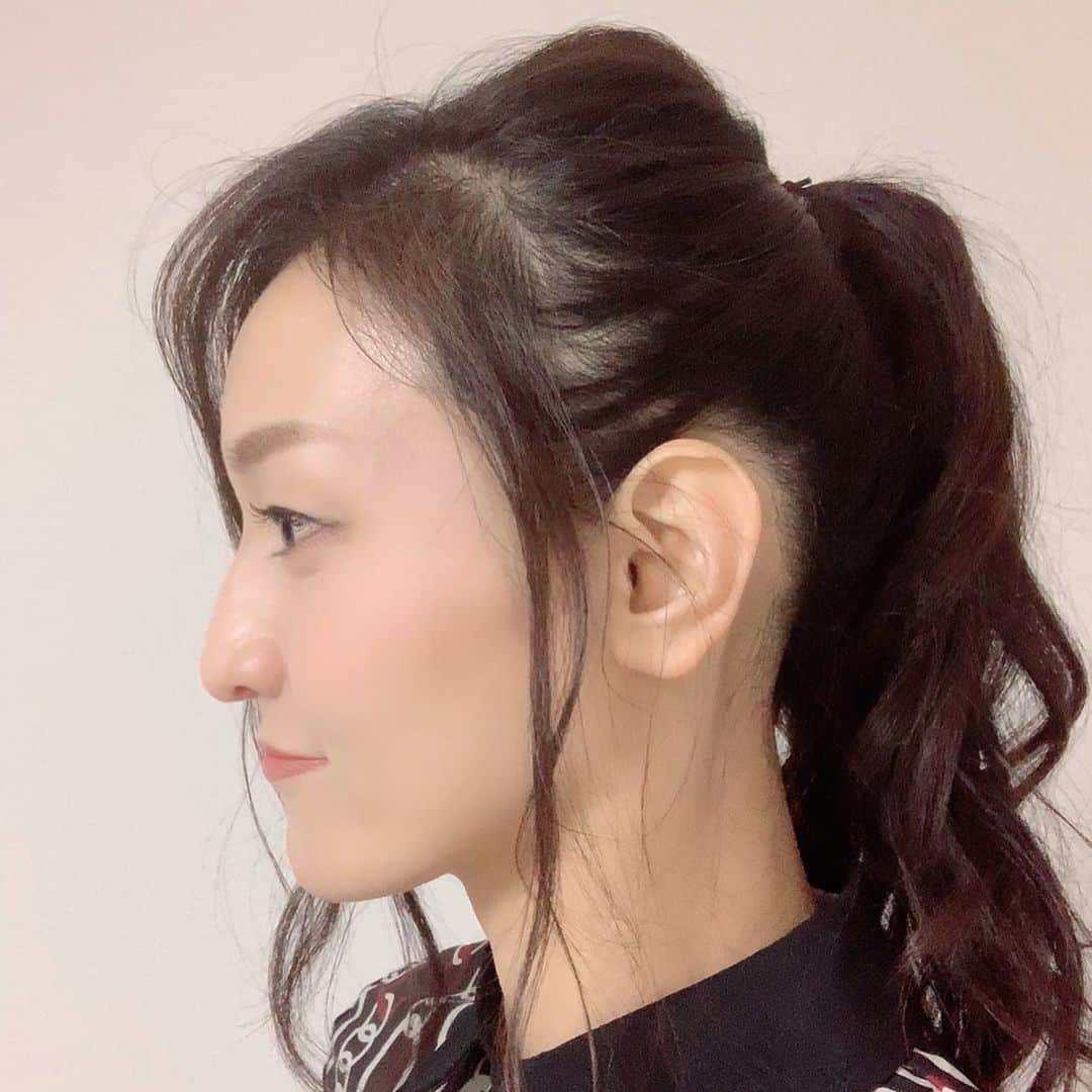 瑞羽奏都（水谷美月）さんのインスタグラム写真 - (瑞羽奏都（水谷美月）Instagram)「日曜日の『BOAT RACE TIME』の髪型です✨ ﻿男性ヘアメイクさん🧑 ヘアメイクさん、歌舞伎はよく観に行くみたいなんですけど、宝塚にもどうも興味を示されて…質問沢山(笑)ぜひ観て下さいとしっかり勧誘しておきましたww そして…危うく…眉毛ない所でした😅チークで仕上げが入った時に、？？？ってなりまして…「あの…眉毛…」爆笑🤣しっかり描いていただき、マロ眉毛逃れました(笑) (いつぞやのピットリポートで眉毛忘れたのを思い出しましたww)  さて…昨日は下ろした髪型だったので、アップヘアになりました🎶 顔周りの髪と後ろと分け、後ろ部分はコテでウェーブをつけた後、アップに結んでいました。 そして、顔周りもコテで整えて、右側の前髪は、毛ピンで前に来すぎないように軽く留めていました。  ポニーテールにする事良くあるんですけど、こんな感じに上手く巻けたら…と思うんですけど… 難しいーーー😭ヘアアレンジの才能よ、降臨して(笑)  #水谷美月 #瑞羽奏都  #ボートレース #ボートレースタイム ﻿ #boatrace #boatracetime ﻿ #jlc #レジャーチャンネル ﻿#スカパー #cs﻿ #ヘアアレンジ﻿ #ポニーテール」1月20日 11時30分 - mizuki.m_mizuha