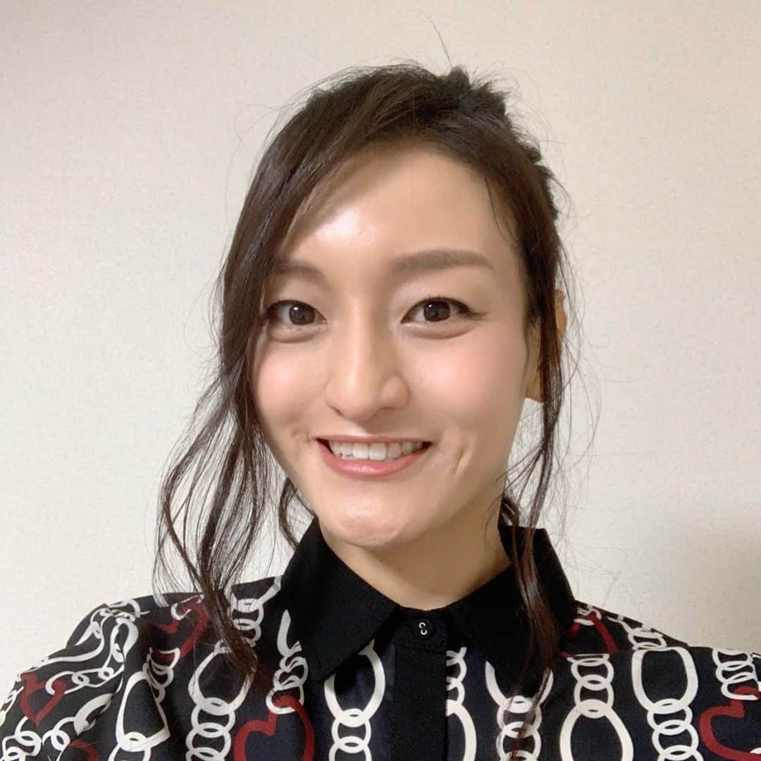 瑞羽奏都（水谷美月）さんのインスタグラム写真 - (瑞羽奏都（水谷美月）Instagram)「日曜日の『BOAT RACE TIME』の髪型です✨ ﻿男性ヘアメイクさん🧑 ヘアメイクさん、歌舞伎はよく観に行くみたいなんですけど、宝塚にもどうも興味を示されて…質問沢山(笑)ぜひ観て下さいとしっかり勧誘しておきましたww そして…危うく…眉毛ない所でした😅チークで仕上げが入った時に、？？？ってなりまして…「あの…眉毛…」爆笑🤣しっかり描いていただき、マロ眉毛逃れました(笑) (いつぞやのピットリポートで眉毛忘れたのを思い出しましたww)  さて…昨日は下ろした髪型だったので、アップヘアになりました🎶 顔周りの髪と後ろと分け、後ろ部分はコテでウェーブをつけた後、アップに結んでいました。 そして、顔周りもコテで整えて、右側の前髪は、毛ピンで前に来すぎないように軽く留めていました。  ポニーテールにする事良くあるんですけど、こんな感じに上手く巻けたら…と思うんですけど… 難しいーーー😭ヘアアレンジの才能よ、降臨して(笑)  #水谷美月 #瑞羽奏都  #ボートレース #ボートレースタイム ﻿ #boatrace #boatracetime ﻿ #jlc #レジャーチャンネル ﻿#スカパー #cs﻿ #ヘアアレンジ﻿ #ポニーテール」1月20日 11時30分 - mizuki.m_mizuha