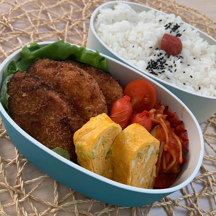 本田しおりのインスタグラム：「#今日のお弁当  #漬け一口ヒレカツ #ブロッコリーの茎🥦入り出し巻き卵 #ラタトゥイユ#赤ウインナー  #今日は弁当もう一個 #写真は盛れず断念 #ヒレカツ油の温度下げたつもりが上げてしまっとって若干揚がり過ぎた感 #ラタトゥイユは大量に作って色んなソースにも使えるように保存 #ブロッコリーの茎はみじん切りにして入れると食感も良くて美味よ  #お弁当 #本田弁当 #旦那さん弁当 #神ちゃん弁当」
