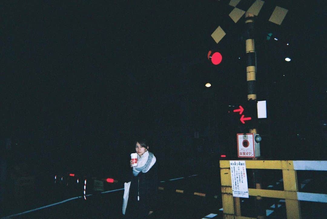 のインスタグラム：「𖠳 自分を見失いそうになったら 心を震わせてくれた曲たちを聞きまくる。 それでもだめな時はあの時もらった言葉たちをもう一度自分に投げかける。 ⠀ ⠀ お返事できないと思って最近コメントオフにしております。ごめんね。 いつもコメントありがとうです🙇🏻‍♀️ DMも、見れる時見てます、ありがとうね！ ⠀  #photo#写真#camera#フィルター越しの私の世界#followme�#カメラ女子#東京カメラ倶楽部#pics_film#film#フィルムに恋してる#フィルム#コンパクトカメラ#フィルムカメラ#filmcamera#フィルム部#film_jp#film_com#film_cam#filmphotography#フィルム写真#film_japan#生活とフィルム」