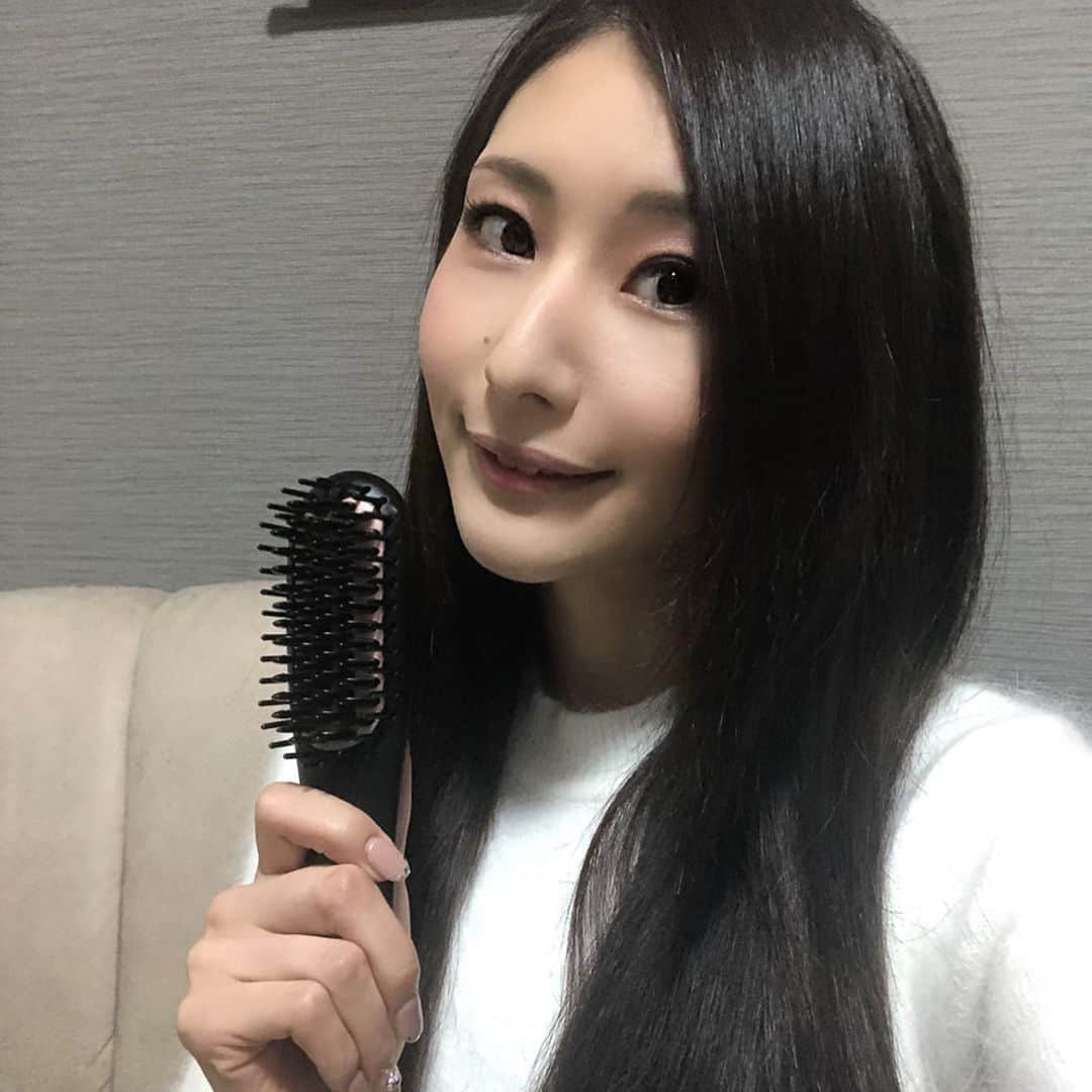 青山千夏さんのインスタグラム写真 - (青山千夏Instagram)「最近朝のヘアセットにはagetsuyaのポータブルミニブラシアイロンを使ってます🥰❤️ いつもワンカールにするのにコテを使っていたんだけど、傷むから悩んでたんだよね😭  このブラシ型のアイロンは適度に熱を逃してくれるので、髪へのダメージを抑えてスタイリングできてありがたい👼❤️ 寝癖とかもすぐ直るし毎日必ず使ってる！  普通のコテやアイロンに比べて小さくて軽いからお泊まりの時にも重宝してます👏✨ 本当にすごく使えるから、お値段もお手頃だしぜひ試してみてほしいです🧸❤️ . . . . . #アゲツヤ #agetuya #アゲツヤミニブラシ #ヘアアイロン #コテ #ヒートブラシ #ブラシアイロン #pr」1月20日 11時39分 - chinatsu_aoyama0819