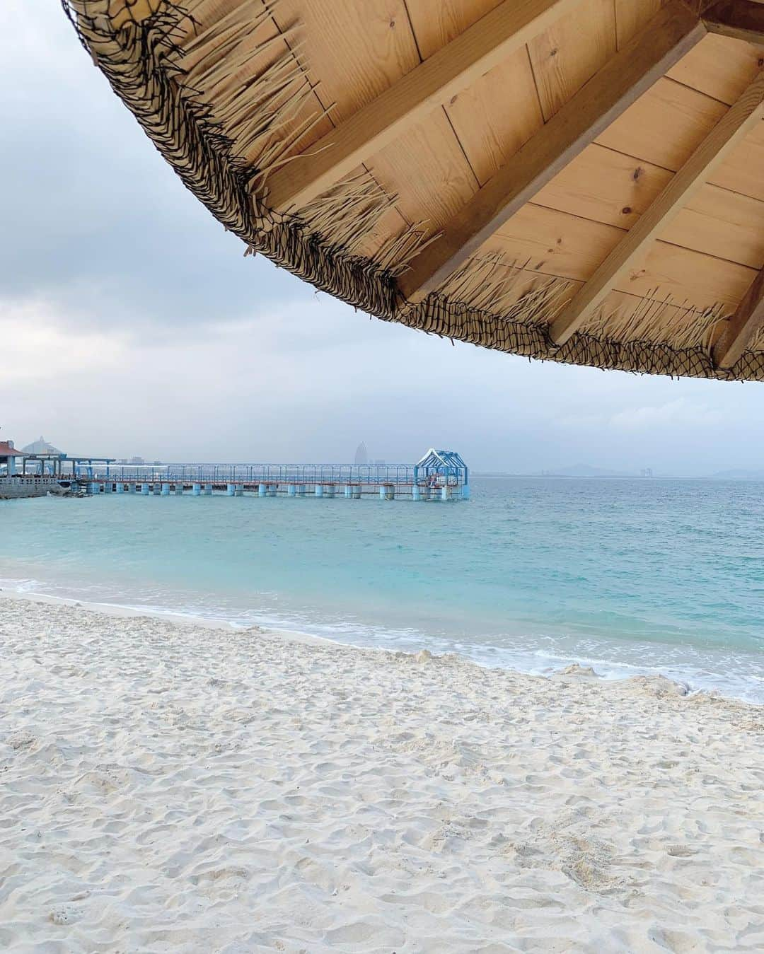 中瀬古ゆきなさんのインスタグラム写真 - (中瀬古ゆきなInstagram)「海棠湾🏖💗💗💗 ・ 三亜の海棠湾に浮かぶ蜈支洲島は 島が丸ごと巨大なマリンアクティビティパークで、 フォトスポットが多数🥰✨ 透明度が高いミルキーブルーの海と、 白い砂浜に癒されます。。♡ ・ ビーチでまったりするのもよし！ マリンアクティビティを楽しむもよし！ 土地が本当に広くていろんな体験ができるので 自分に合った楽しみ方をチョイスできる❤️ ・ #trip #Hainan #pr #海南島 #女子旅 #TabiMUSE @tabimuse #beach」1月20日 11時41分 - yuch1129