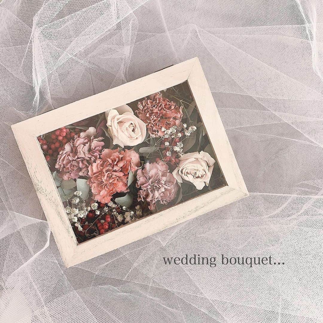 さっぴちゃんのインスタグラム：「♡. 𝐰𝐞𝐝𝐝𝐢𝐧𝐠 𝐛𝐨𝐮𝐪𝐮𝐞𝐭 . . 一つ前の投稿のブーケを 乾燥させて、箱に詰めて保存した❤︎❤︎ . . 一生に一度の思い出の日に使った ブーケを残せるのはとっても嬉しい💐 . . リビングに飾ってます♡ ウェルカムスペースで使った物も 玄関に飾ってあって、いつも見る度に 楽しかったな〜って今でも思う☺️♡♡♡ . . 2枚目以降は昨日のあかりさん👶🏼🎀 . 👨🏽のサッカーを見に行って、 コートの隣の小さな芝生スペースで しばらく遊んで、遊び疲れて寝てた♡♡ . 足も手もあんまり芝生に付けたくない みたいで、動きがおかしくて 匍匐前進したり、なのに落ち葉とかゴミを 拾ってお掃除してたり、面白かった🤣♡ . . サッカーとかバスケとか、👨🏽は 趣味が沢山あって、わたしも何か 趣味欲しいな〜ってずっと思ってるけど なかなか見つからない🤔 . . ………………………………(♡)……………………………… .」