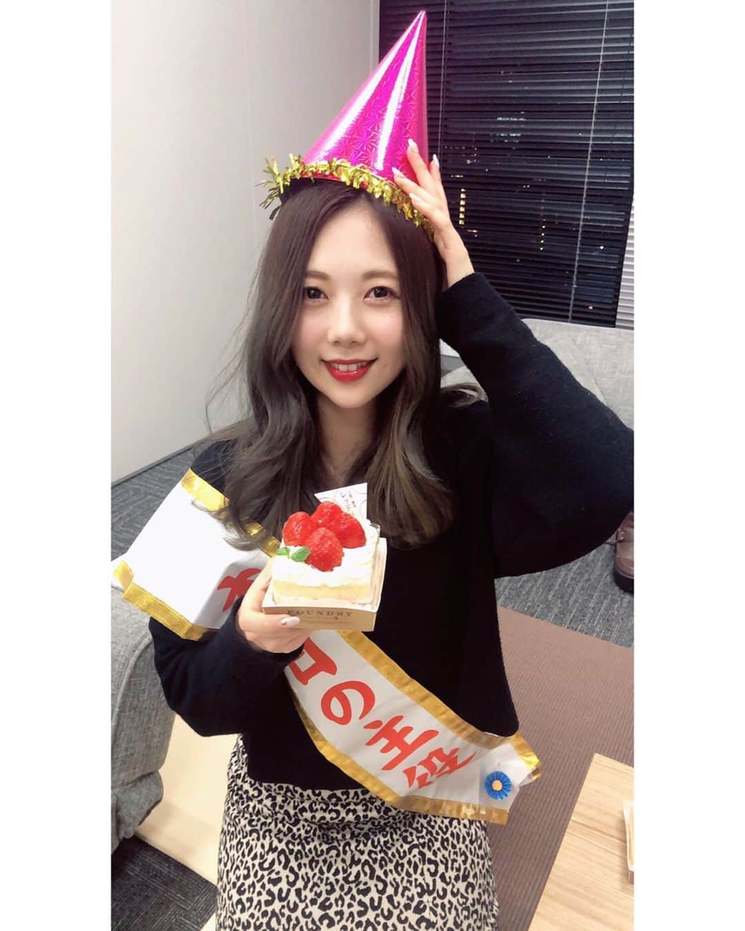 西村季里子のインスタグラム：「・ 🎂🤍🎂🤍🎂🤍🎂🤍🎂🤍 今日はわたしの誕生日ーー🥳🎉 🤍🎂🤍🎂🤍🎂🤍🎂🤍🎂 年齢だけ見るとやべ〜〜〜 ってなってたけど、 もう前に突き進むしかないので、 今年もやりたいことをやって 楽しもうとおもう🙏🏻🙏🏻🙏🏻 今年の目標はたくさんあって、 もうそれだけで楽しいし わくわくしている💘💘💘 いつも支えてくれるわたしの周りのみなさん、 これからもよろしくお願いします🙇🏻‍♀️ #誕生日#120#1月20日#バースデー  #birthday #mybirthday #本日の主役 #foundry #cake#イチゴタルト#🍓 #一番好き#毎年ありがとうございます #今年もいい歳にしよう#目標#がんばる #follow#followｍe」