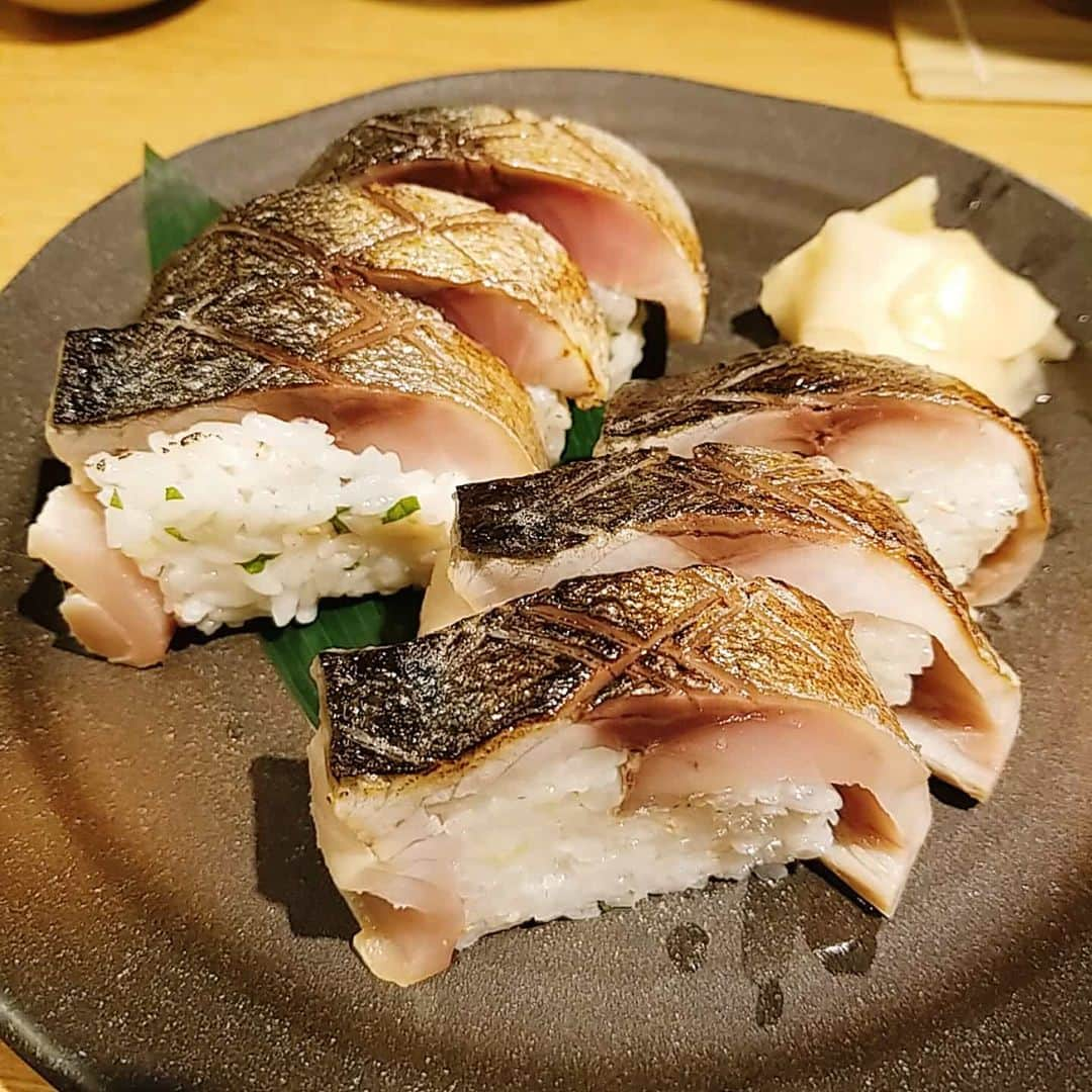 今堀恵理さんのインスタグラム写真 - (今堀恵理Instagram)「新鮮なお魚と美味しいお酒 大人な落ち着いた空間のお店 【寅八商店】@torahachisannomiya  にグルメな方々と行って来ました  名物の泳ぎイカと鰹の藁焼きは、動画を見てね❤️ 産地から直送されるお魚達は、どれも生き生きしてます  今の季節は「寒鰤しゃぶしゃぶ」が食べれます 見ての通り見事です。美味しい‼️ お魚が好きな方は行ってみてください。もっと好きになると思います  #神戸三宮　#寅八商店　#お魚大好き　#泳ぎイカ　#神戸グルメ　#鰤しゃぶ 　#鰹の藁焼き 　#ディナー　#さば寿司」1月20日 11時59分 - eriimahori