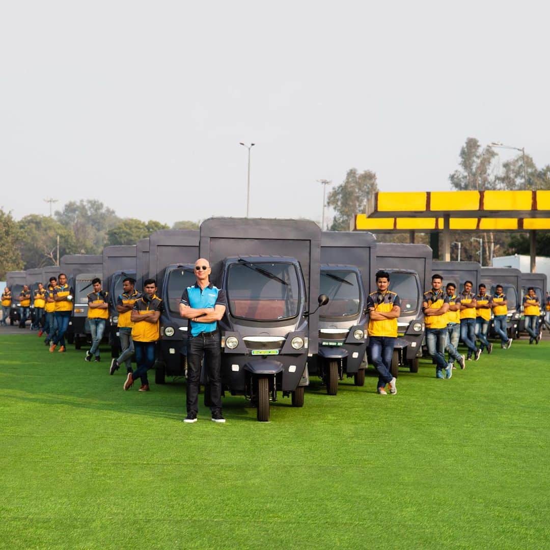 ジェフ・ベゾスさんのインスタグラム写真 - (ジェフ・ベゾスInstagram)「Hey, India. We’re rolling out our new fleet of electric delivery rickshaws. Fully electric. Zero carbon. #ClimatePledge」1月20日 12時02分 - jeffbezos