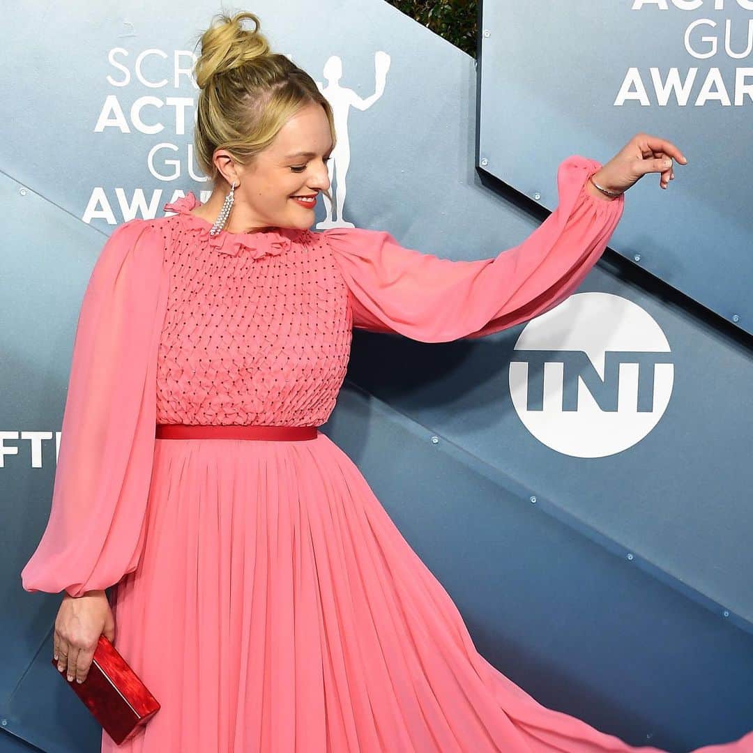 NIWAKAさんのインスタグラム写真 - (NIWAKAInstagram)「Nominee, Elisabeth Moss arrived to the 26th Annual Screen Actors Guild Awards dazzling in NIWAKA Fine Jewelry. Ms. Moss chose the UMEUTAGE earrings and two KANO bangles for the evenings award ceremony. Styled by @karlawelchstylist  #Niwaka #NiwakaCollections #俄 #ElisabethMoss #SAGAWARDS」1月20日 12時03分 - niwaka_collections