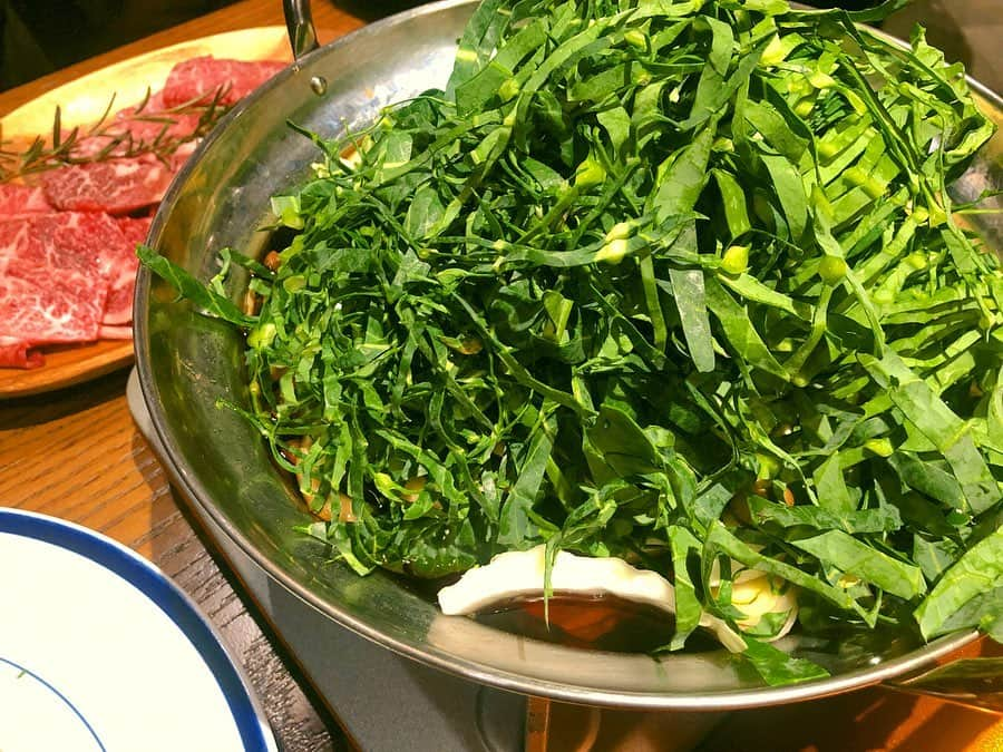 村田莉さんのインスタグラム写真 - (村田莉Instagram)「VEGGIE FARM TOKYO✖️ALL FARM✖️Photo by Aya さんへ🤤🥦📸 . 実際に食べるお野菜もお肉もとにかく美味しいし🥬 @aya_dream04 さんが現地まで行って撮り下ろした写真たちからも食材の新鮮さ、作ってくださった方達の温もりを感じました☺️✨🥔 美味しくて温かい空間🤤💕 . #そしてこの野菜たち #佐倉で作られてるそうです #じ #地元!! #親近感 . 写真は #VEGGIEFARMTOKYO #代官山 にて本日から２ヶ月間展示されるそうです🤩📸 . #満腹 #배불러 #맞집추천」1月20日 12時10分 - murata_mari