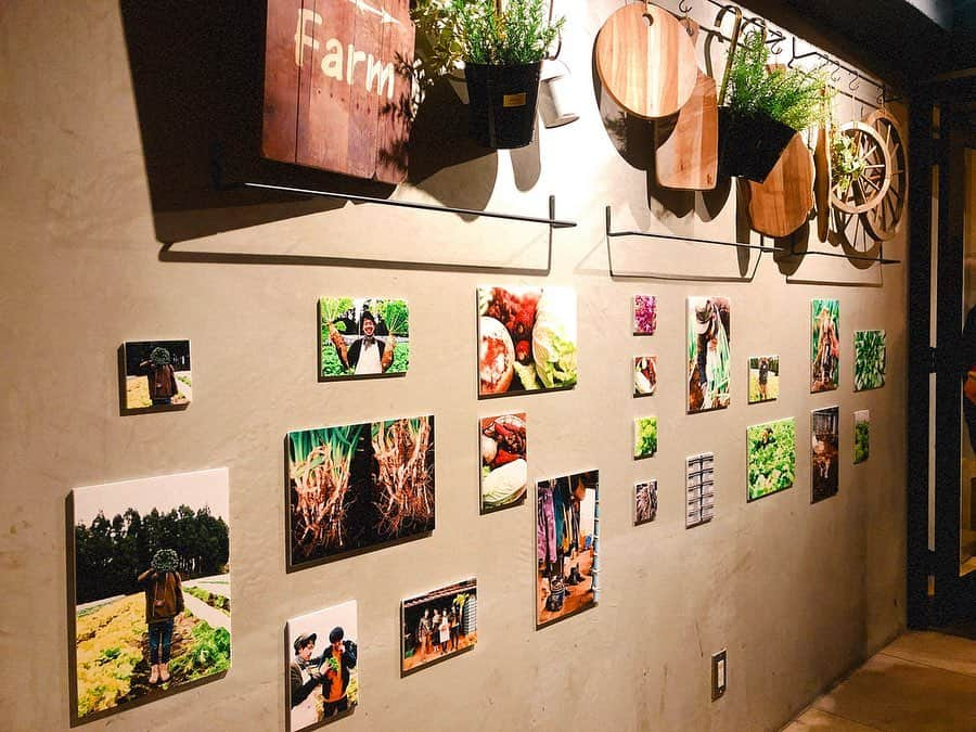 村田莉さんのインスタグラム写真 - (村田莉Instagram)「VEGGIE FARM TOKYO✖️ALL FARM✖️Photo by Aya さんへ🤤🥦📸 . 実際に食べるお野菜もお肉もとにかく美味しいし🥬 @aya_dream04 さんが現地まで行って撮り下ろした写真たちからも食材の新鮮さ、作ってくださった方達の温もりを感じました☺️✨🥔 美味しくて温かい空間🤤💕 . #そしてこの野菜たち #佐倉で作られてるそうです #じ #地元!! #親近感 . 写真は #VEGGIEFARMTOKYO #代官山 にて本日から２ヶ月間展示されるそうです🤩📸 . #満腹 #배불러 #맞집추천」1月20日 12時10分 - murata_mari