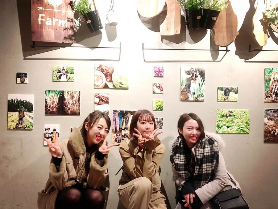 村田莉さんのインスタグラム写真 - (村田莉Instagram)「VEGGIE FARM TOKYO✖️ALL FARM✖️Photo by Aya さんへ🤤🥦📸 . 実際に食べるお野菜もお肉もとにかく美味しいし🥬 @aya_dream04 さんが現地まで行って撮り下ろした写真たちからも食材の新鮮さ、作ってくださった方達の温もりを感じました☺️✨🥔 美味しくて温かい空間🤤💕 . #そしてこの野菜たち #佐倉で作られてるそうです #じ #地元!! #親近感 . 写真は #VEGGIEFARMTOKYO #代官山 にて本日から２ヶ月間展示されるそうです🤩📸 . #満腹 #배불러 #맞집추천」1月20日 12時10分 - murata_mari