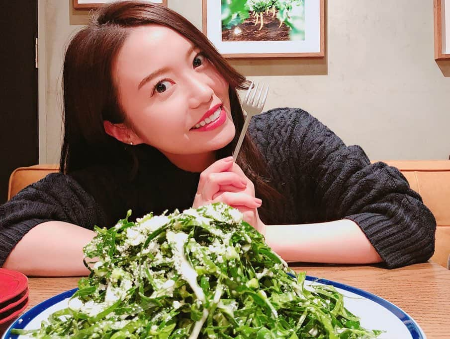 村田莉さんのインスタグラム写真 - (村田莉Instagram)「VEGGIE FARM TOKYO✖️ALL FARM✖️Photo by Aya さんへ🤤🥦📸 . 実際に食べるお野菜もお肉もとにかく美味しいし🥬 @aya_dream04 さんが現地まで行って撮り下ろした写真たちからも食材の新鮮さ、作ってくださった方達の温もりを感じました☺️✨🥔 美味しくて温かい空間🤤💕 . #そしてこの野菜たち #佐倉で作られてるそうです #じ #地元!! #親近感 . 写真は #VEGGIEFARMTOKYO #代官山 にて本日から２ヶ月間展示されるそうです🤩📸 . #満腹 #배불러 #맞집추천」1月20日 12時10分 - murata_mari