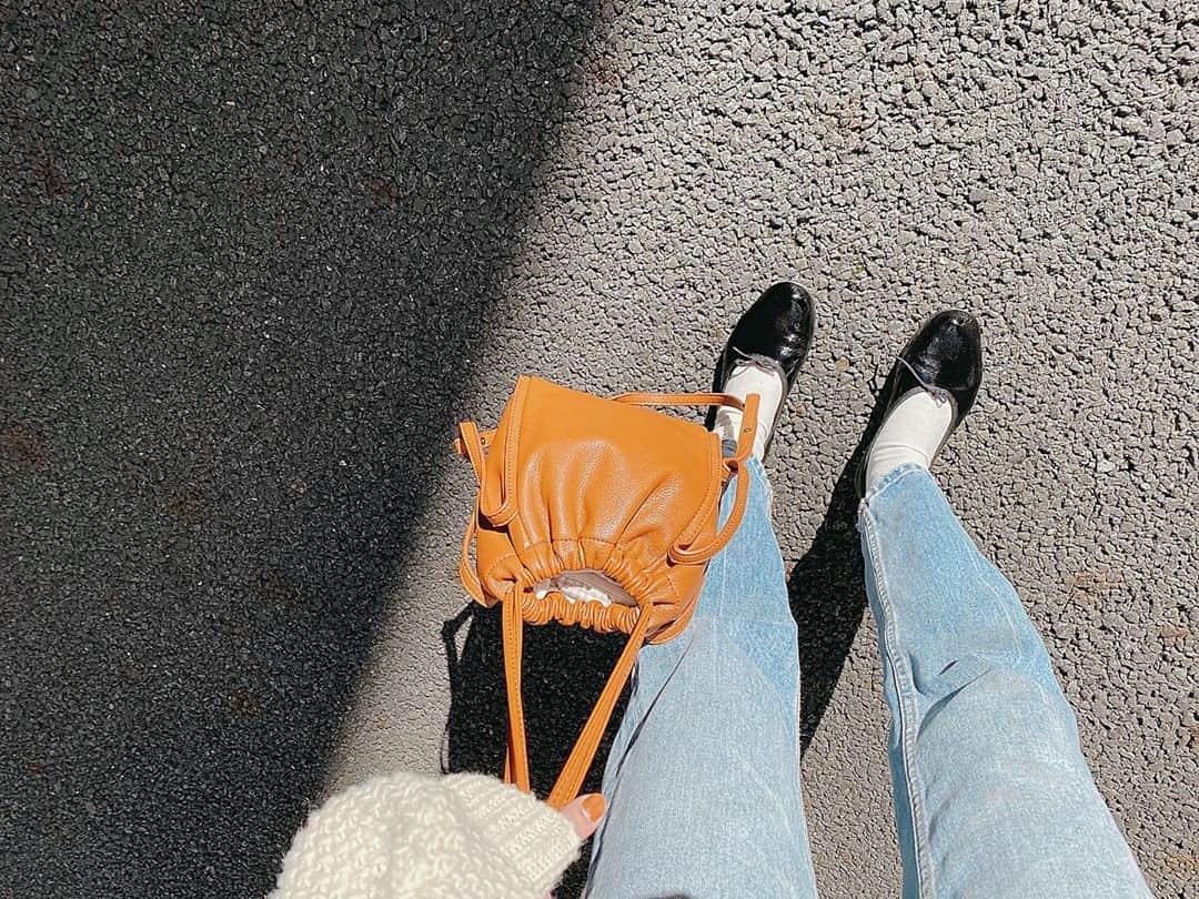 近藤千尋のインスタグラム：「撮影で塗ってもらった ネイルと鞄がお揃いの色💕 明日発売の @ajuga.shop  の 新作の巾着バッグが可愛い❤️ 黒、キャメル、カーキがあります😚 予防接種の今日は 母子手帳、おむつ、おしりふき、 小さい哺乳瓶、お財布入りました😍✨ 手持ちにもなるしショルダーも取り外せるので、かなり便利です👏😊」