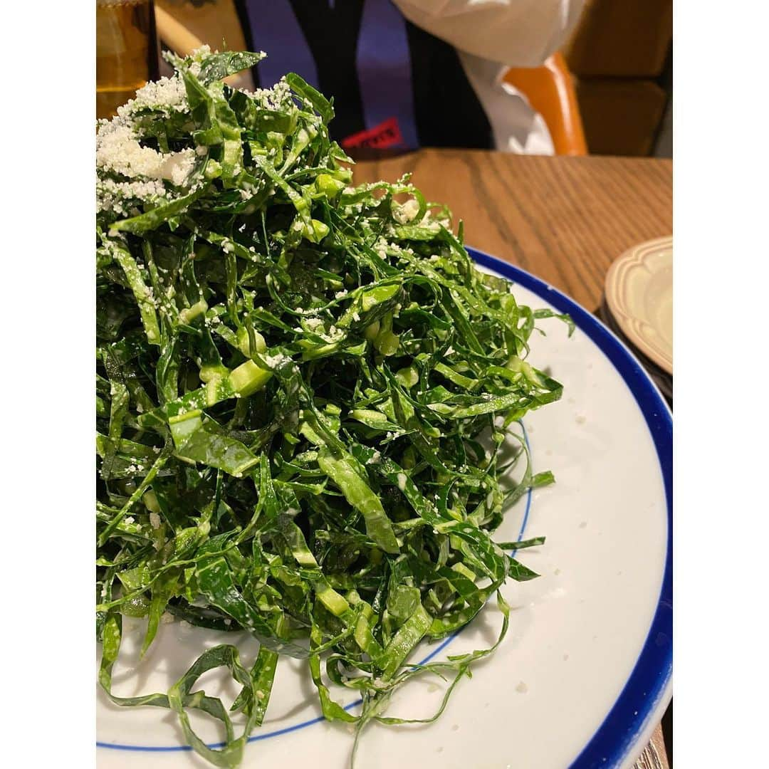 トリイクニコさんのインスタグラム写真 - (トリイクニコInstagram)「昨日食べたケールのご飯がホントに美味しかったからこっちにも残しておこうかな🥬 . わたし野菜好きじゃないけど、ここのは全部おいしく食べれた👀✨ . ケールのすき焼きもめちゃくちゃ美味しかった♡ しかもこのコース飲み放題ついて6000円て安い👏🏻👏🏻 〆までついててお腹いっぱいになりました🙏🏻 . ここはまた行きたい‼️ . 1枚目▶︎ケールのサラダ🥬 2枚目▶︎バーニャカウダ 3枚目▶︎ケールのすき焼き鍋とサイトーキョーコ 4枚目▶︎すき焼き 5枚目▶︎AYAちゃんの撮ったお野菜達 6枚目▶︎写真を見るキョーコ。 . #美味しかったご飯  #veggiefarmtokyo  #代官山 #オススメできるお店」1月20日 12時22分 - toriicamera