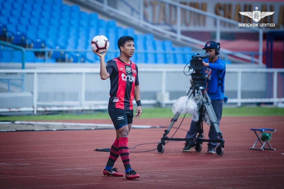 のインスタグラム：「เปิดหัวได้สวย ขอให้ปีนี้เป็นปีที่ดี⚽️💪🏽👊🏽🙏🏼👍🏼 #เวชภิรมย์ #คิดถึงคนบนฟ้า #bangkokunited #mizunothailand #IDIN #JW31」