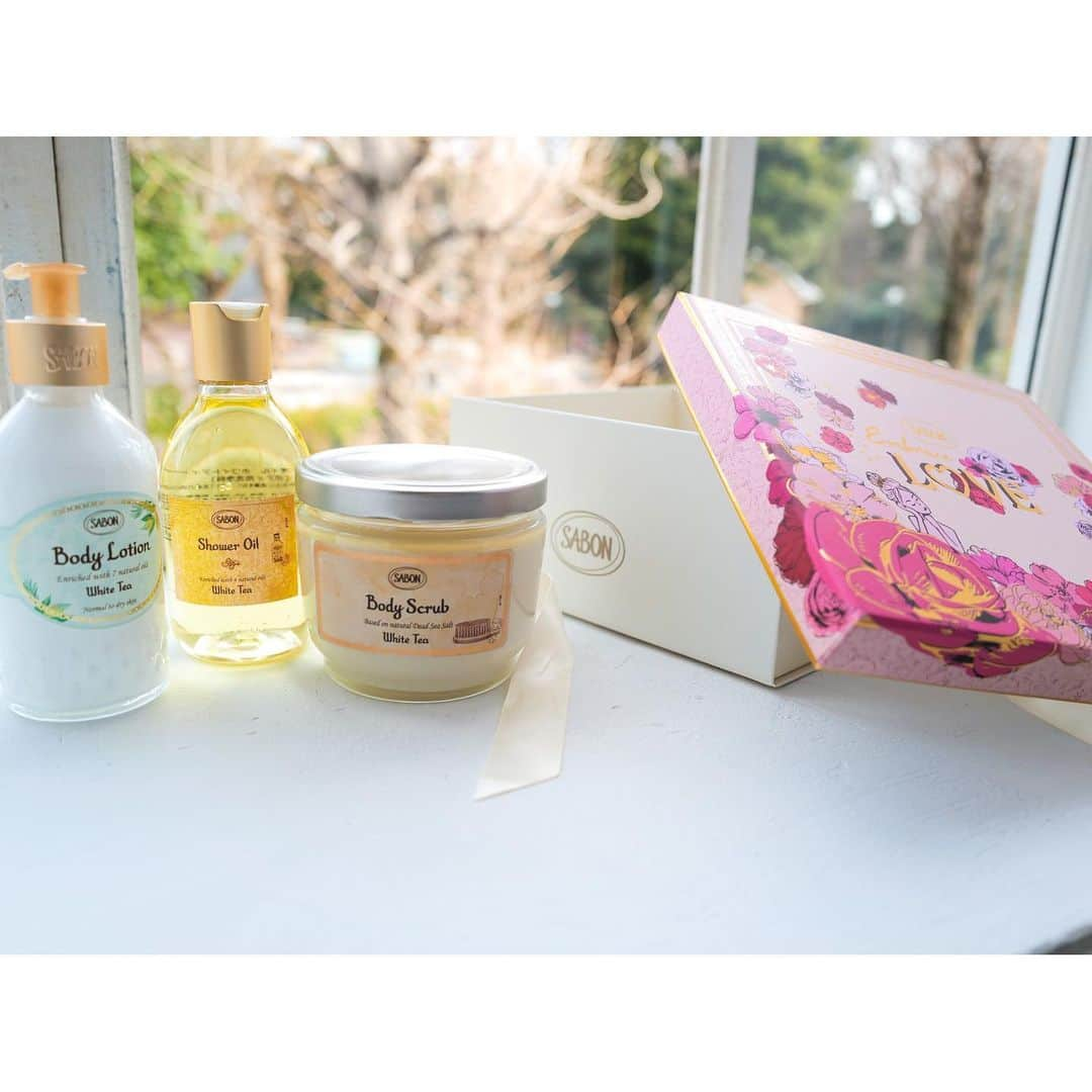 石井美保さんのインスタグラム写真 - (石井美保Instagram)「1 月 16 日に発売されたSABON @sabon_japanのバレンタイン限定の香りホワイトティーコレクション。 香りは陽だまりの中で安らぎと幸福感を感じるようなシトラスノート。乾燥が気になるこの季節は、しっかりスクラブをして肌を磨いて保湿もたっぷりしたいから、お気に入りの香りで選びたいですよね。 可愛いギフトボックスはバレンタインシーズンにぴったり。お友達にギフトを贈るもよし、自分へのご褒美にもいいですよね。 自分磨きのモチベーションupにおすすめ。 #SABON #SABONWhiteTea #sabonpr #SABONギフト #バレンタインSABON #バレンタイン #バレンタインギフト #限定コレクション #ボディスクラブ #シャワーオイル #ボディローション #ホワイトティー」1月20日 12時33分 - miho_ishii