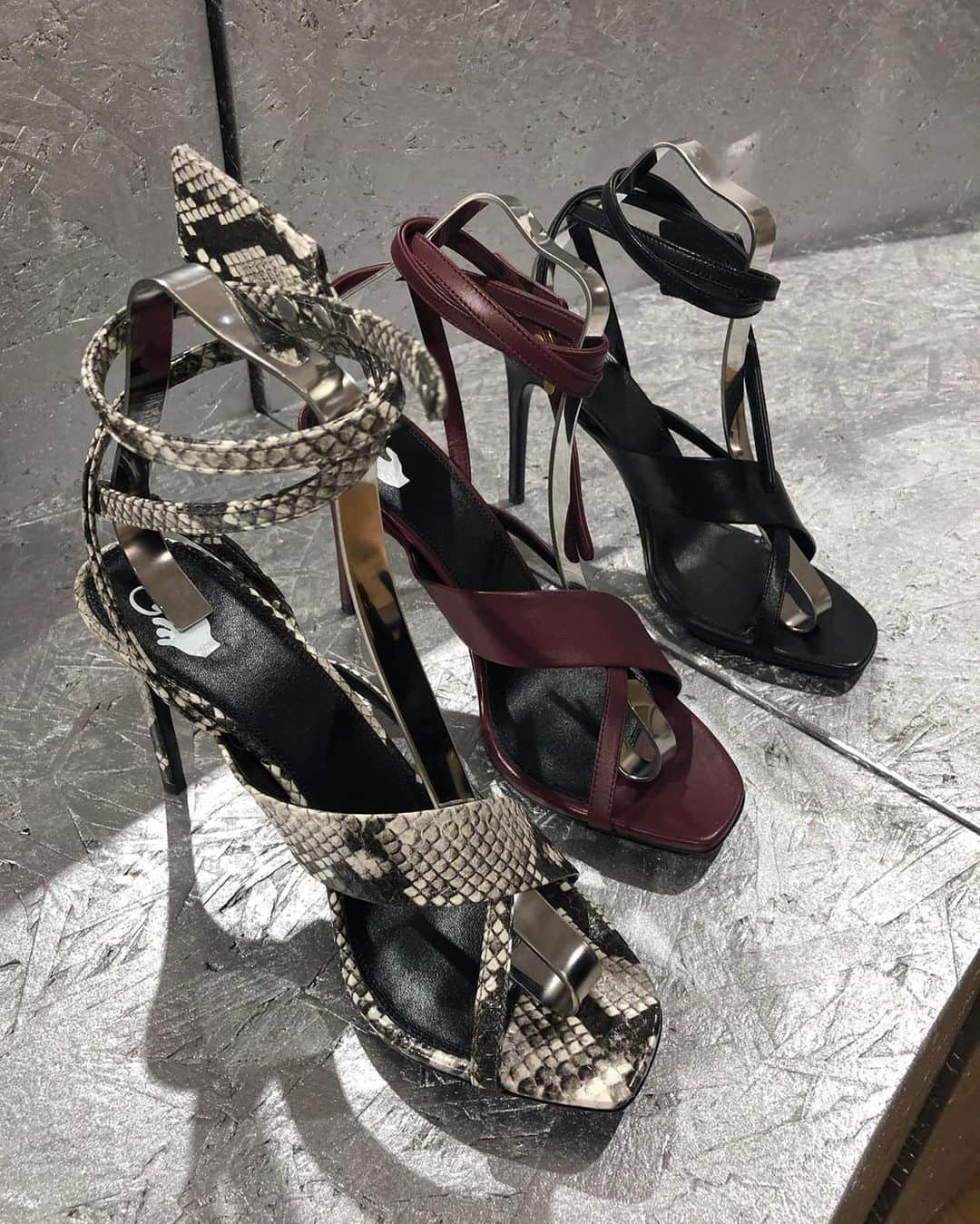 OFF-WHITE C/O VIRGIL ABLOHさんのインスタグラム写真 - (OFF-WHITE C/O VIRGIL ABLOHInstagram)「women’s Off-White™ “zip-tie” sandal heels」1月20日 12時33分 - off____white