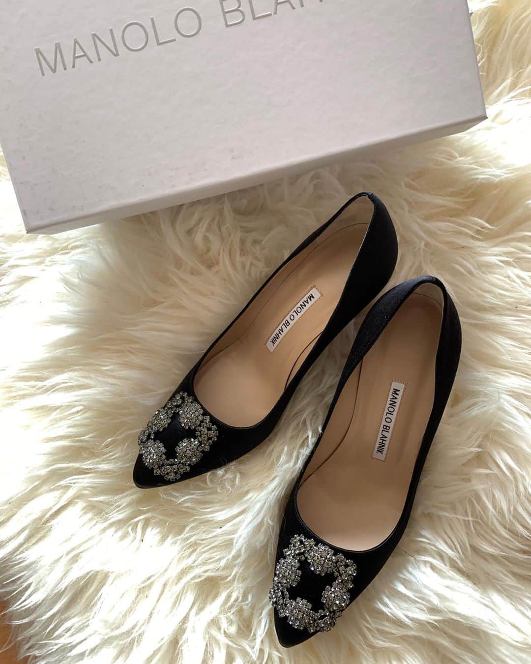 のインスタグラム：「こんにちは！ おつかれさま♡ ・ 欲しかった👠 無難にブラック✨ グリーンもブルーも綺麗だったー✨✨ ・  @manoloblahnikhq ・ 履き心地もめちゃくちゃいい！ 初おろしが楽しみ❤️ ・ #マノロブラニク#manoloblahnik  #ファッション#コーデ#パンプス#ハイヒール#ブラック#オシャレさんと繋がりたい #オシャレは足元から#今日の足元#足元倶楽部#fashion#instafashion#いつもありがとう」