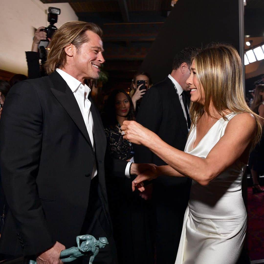Vogueさんのインスタグラム写真 - (VogueInstagram)「2002 vs 2020: #BradPitt and @JenniferAniston both took home #SAGAwards tonight, but it was what happened after they gave their acceptance speeches that has the Internet ablaze. Tap the link in our bio for more on the Hand Grab Heard 'Round The World (then and now).」1月20日 12時46分 - voguemagazine