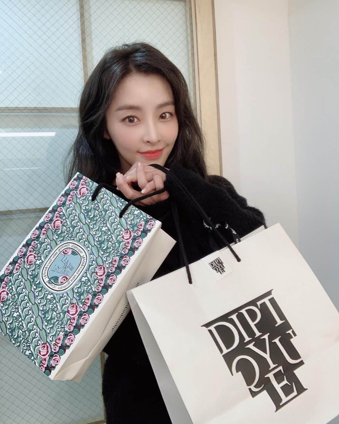 チョン・ユミのインスタグラム：「프랑스 파리를 내 두손에.🤗 더 향기로워질꺼야.💕 @diptyque #오카피탈#제품협찬」