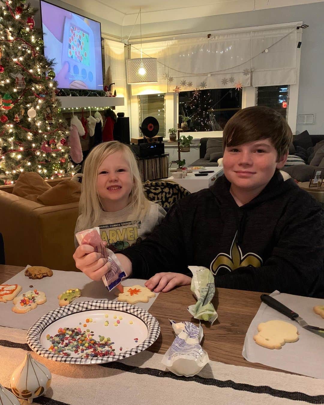 テス・ホリデーさんのインスタグラム写真 - (テス・ホリデーInstagram)「Today we celebrated my oldest son’s 14th birthday & I’m more aware than ever of how quickly he is growing up 😭 Losing one of my dearest friends & my grandfather in the span of a month has made my tender ♋️ heart eager to spend as much time loving my boys as possible. Rylee has always been an observer, taking in the world on his terms, & when he says something it’s really witty & funny or thoughtful. He loves music, history, his little brother, fried chicken & rolling his eyes (same tbh). Being his mom is the best gift I’ve been given & the most stressful! 🤣🥵 Happy Birthday bubba, thanks for teaching me how to do this whole parenting thing & more importantly for being born on @dollyparton’s birthday! 💖🙏🏻」1月20日 13時00分 - tessholliday