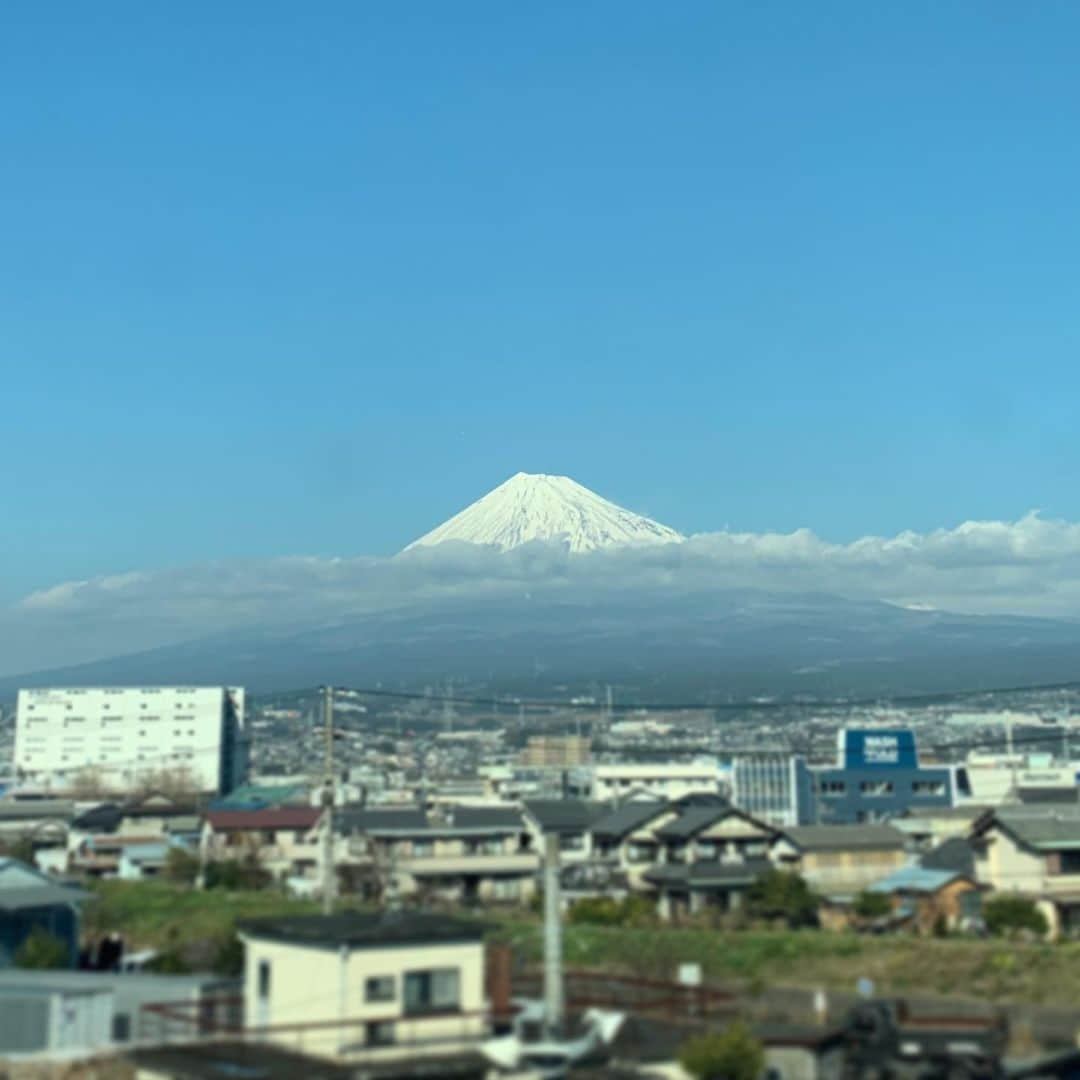 DJ AIKO 62さんのインスタグラム写真 - (DJ AIKO 62Instagram)「今日もきれいに見えました🗻😊✨ 嬉しい。  #beautifuljapan  #mtfujijapan  #mtfuji  #mtfuji🗻  #富士山 #🗻 #djaiko62  #富士は日本一の山  #新幹線の車窓から」1月20日 13時05分 - djaiko62