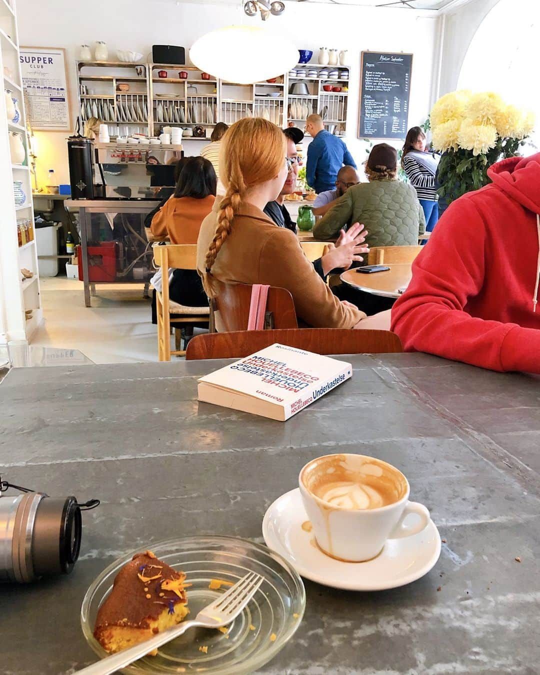 東美樹さんのインスタグラム写真 - (東美樹Instagram)「Travel as if you live there-I still clearly remember of the taste of this spice-cake and Hokkaido pumpkin soup over a lovely conversation with locals🧡🤎 今でも鮮明に覚えてるここのスパイスケーキと北海道カボチャを使ったスープの味と食感。  スパイスケーキ: 生カステラの様なしっとりもっちりとした食感でエスニックなスパイスがアクセントの大人スイーツ。  南瓜スープ: パプリカパウダー、西洋パセリ、パクチーという風変わりなトッピングだったのにどれも良い感じにカボチャスープと混ざり合ってホッとする味。  デンマークはアジア人が少ないからフラッと一人でカフェにいると店員さんからどこから来たの？と、よく話しかけられる。 “日本超〜行きたいんだよね！” から会話は始まり日本食の話へ。 社交辞令でもこういう会話は嬉しいね🥰 こうやって街を一人で散策しながらカフェでボーッとしたり、地元の人たちとランダムにお話しする時間が一番好きだったなあ🧡 次はオーガニックの食の旅をしたい。 #旅忘備録 #mikichangin🇩🇰 #travelgram #throwback #女子旅 #タビジョ #一人旅 #ヨーロッパ旅行」1月20日 13時06分 - mikko.36___