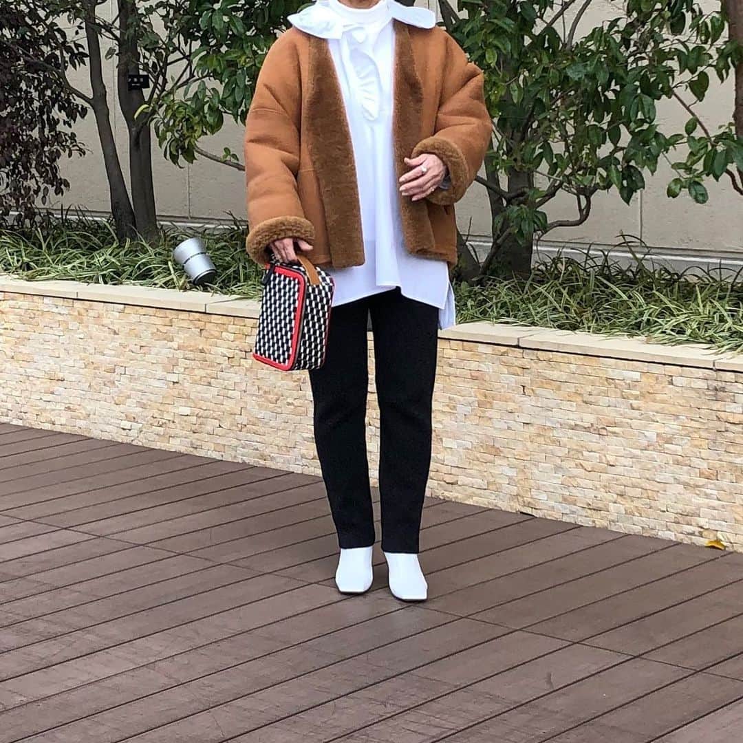 chikako0824のインスタグラム：「お気に入りのムートンとニットパンツ。暖冬なのでかなり暑いです😅  #drawer  #fendi  #pierrehardy  #ebure  #ドゥロワー  #フェンディ  #ピエールアルディ  #エブール  #cod」