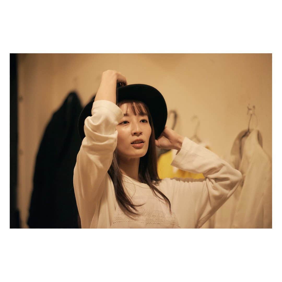 辻祐香さんのインスタグラム写真 - (辻祐香Instagram)「「岸田さん短編やろうよ」 無事に閉幕しました。 連日、本当に沢山の方にお越し頂きました。 ありがとうございます。 様々な感想を頂きました。 全て大切に胸の中に収まっております。  初めての岸田國士戯曲。 最初はあんなに目がテンになりながら稽古をしていたのに、今ではとても愛おしい戯曲となっています。クラさんマジック。  俳優としてとても大切なものを教えてもらえた時間でした。 昔の言葉の羅列はまるで、違う国の言語のようだったけどそれがとても良かった。 ただ現代語訳した意味で言葉を口に出せばいいというものでもありません。 この会話の中に一体どういう意味があるのか、そこには役の思想が入ってきたりもして、それをずっと模索している日々でした。 普段の会話でも言葉はどんどん連なっていくけど、どうして今こんな話をしているのだろう？まで深く考えて生きていなかった。  役者ってそういう部分を表現していくんだな。  あー日記みたいになってしまった。笑笑  バタバタな年末年始だったのでなんだかもう何ヶ月も経ったみたいだけどほんの数週間のお話なんですよね。それだけ濃かった。  最高でした。 今このタイミングで、このメンバーでこの作品に向き合えた事、一緒の宝です。 関わってくださった皆さま、 本当にありがとうございました。 今年はいいスタート切れたな！  #岸田國士 #岸田さん短編やろうよ #終演」1月20日 13時23分 - kanon_tsuji0819